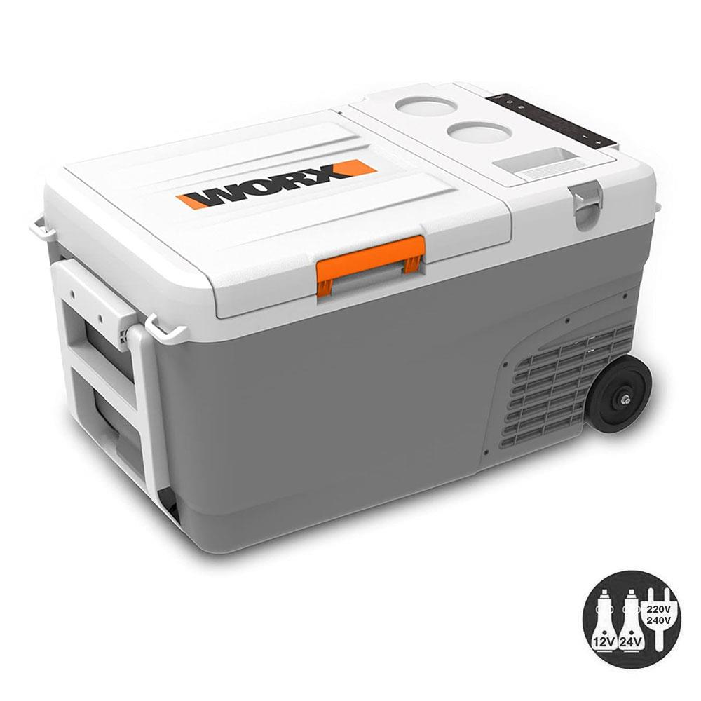 Turuncu detaylı ve tekerlekli beyaz ve gri taşınabilir soğutucu. WORX logosu bulunur.