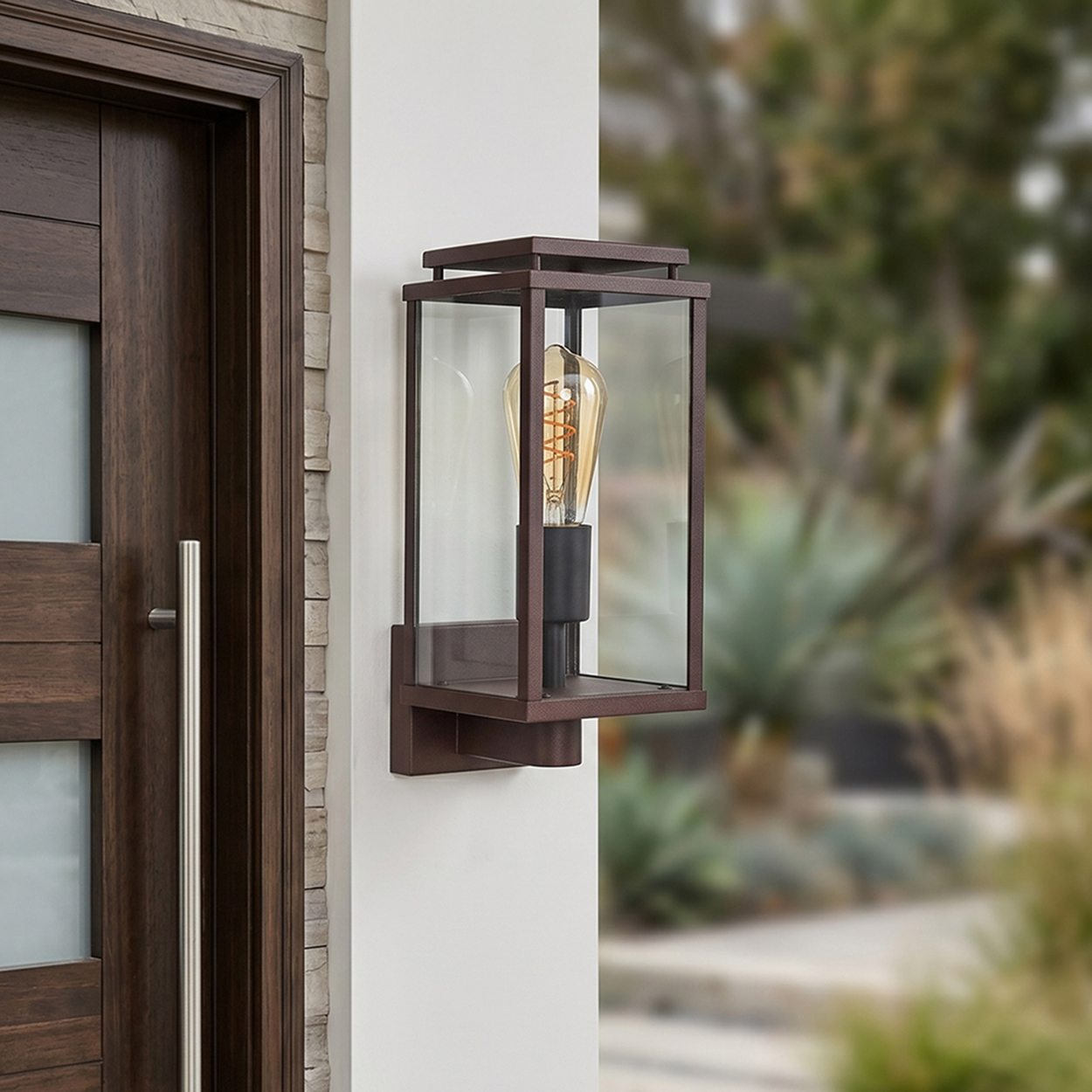 Dunkle Wandleuchte mit Glas und Glühbirne neben einer Holztür.