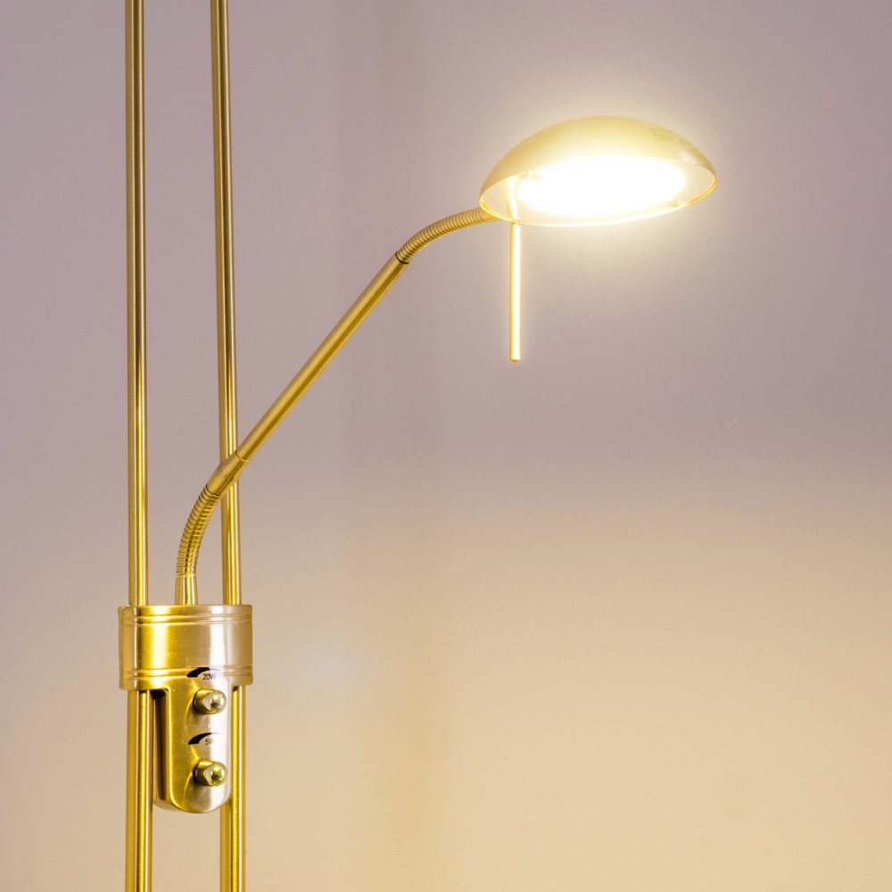 Eine goldene Stehlampe mit verstellbarem Arm und beleuchtetem Schirm.