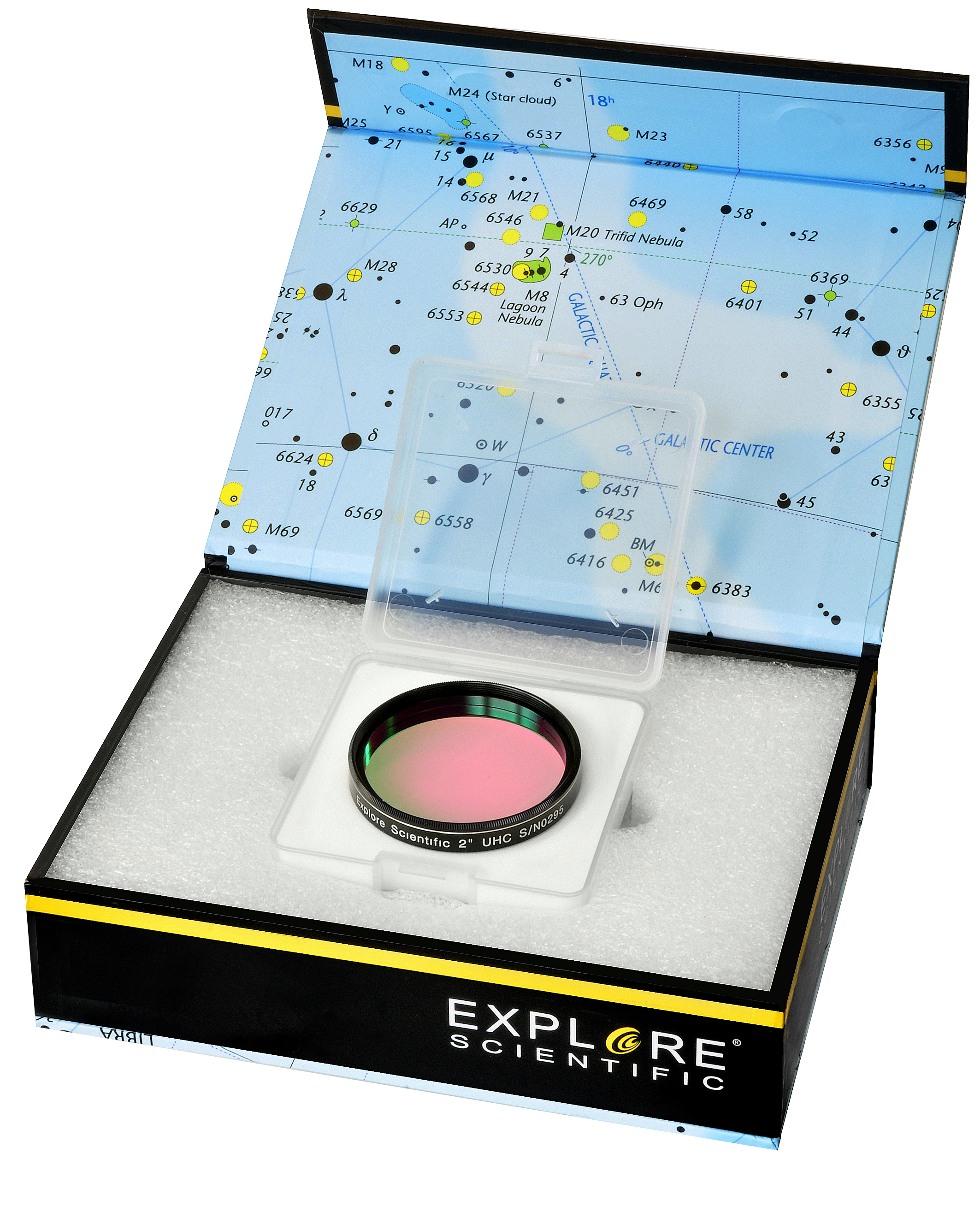 Ein astronomischer Filter in einer geöffneten Box mit Sternenkarte auf dem Deckel.