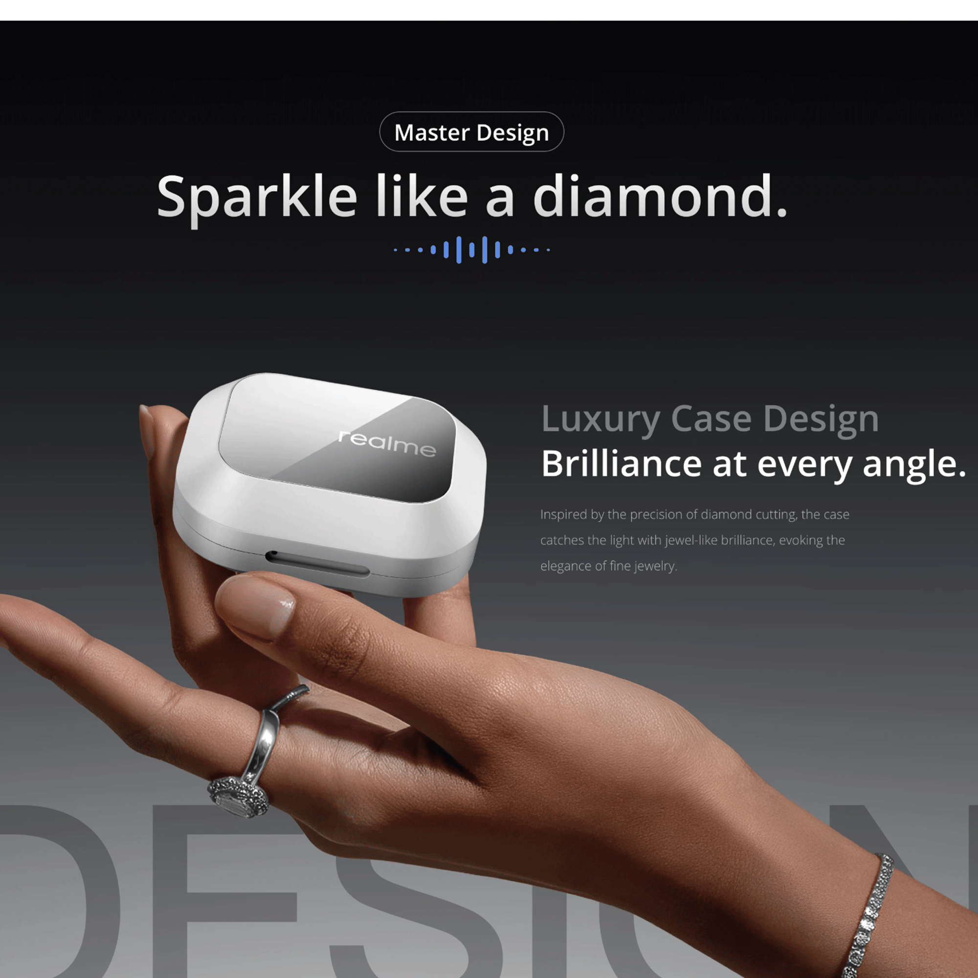 Una mano sostiene un estuche blanco Realme con anillo y pulsera de diamantes.