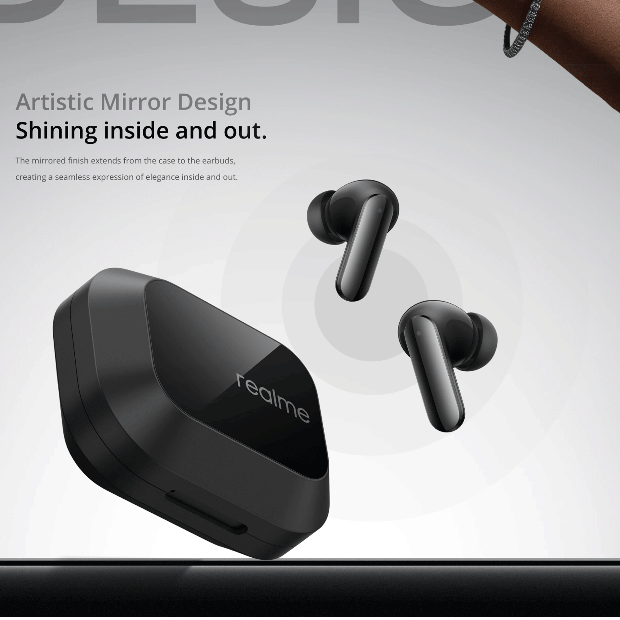 Auriculares inalámbricos negros y estuche de carga con acabado de espejo.