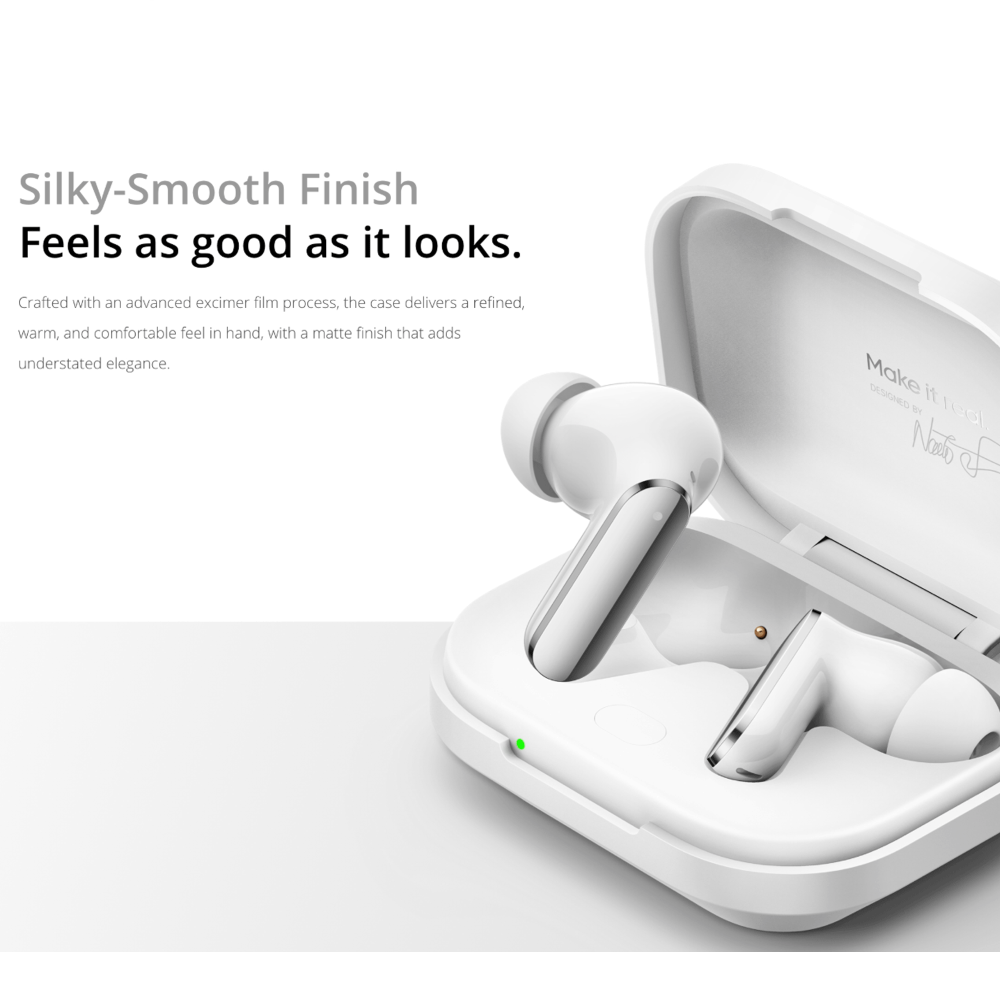 Auriculares inalámbricos blancos en un estuche de carga abierto con texto sobre su acabado.