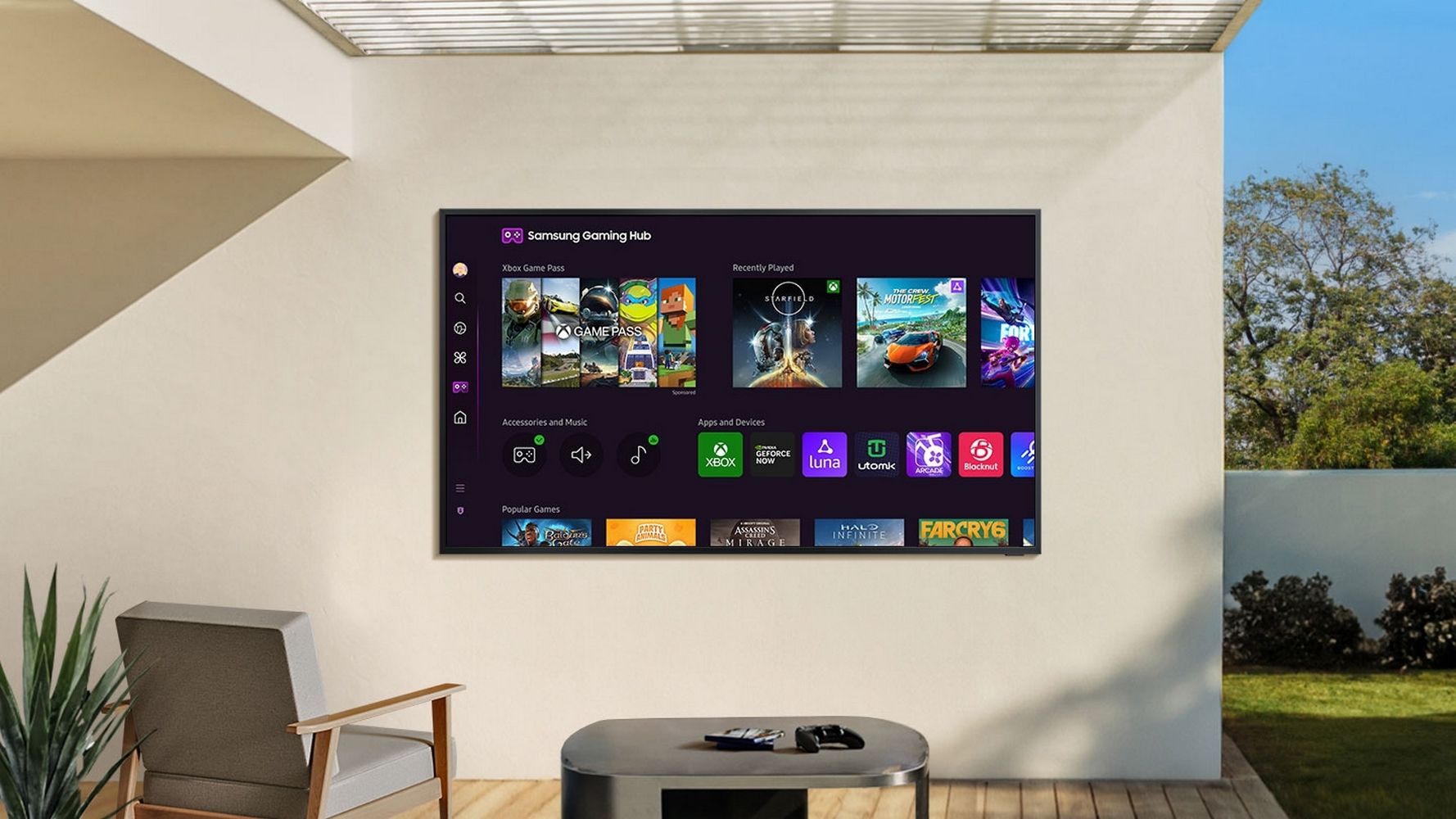 Samsung Gaming Hub su TV esterno, mostra giochi e app. Sedia e tavolo vicini.