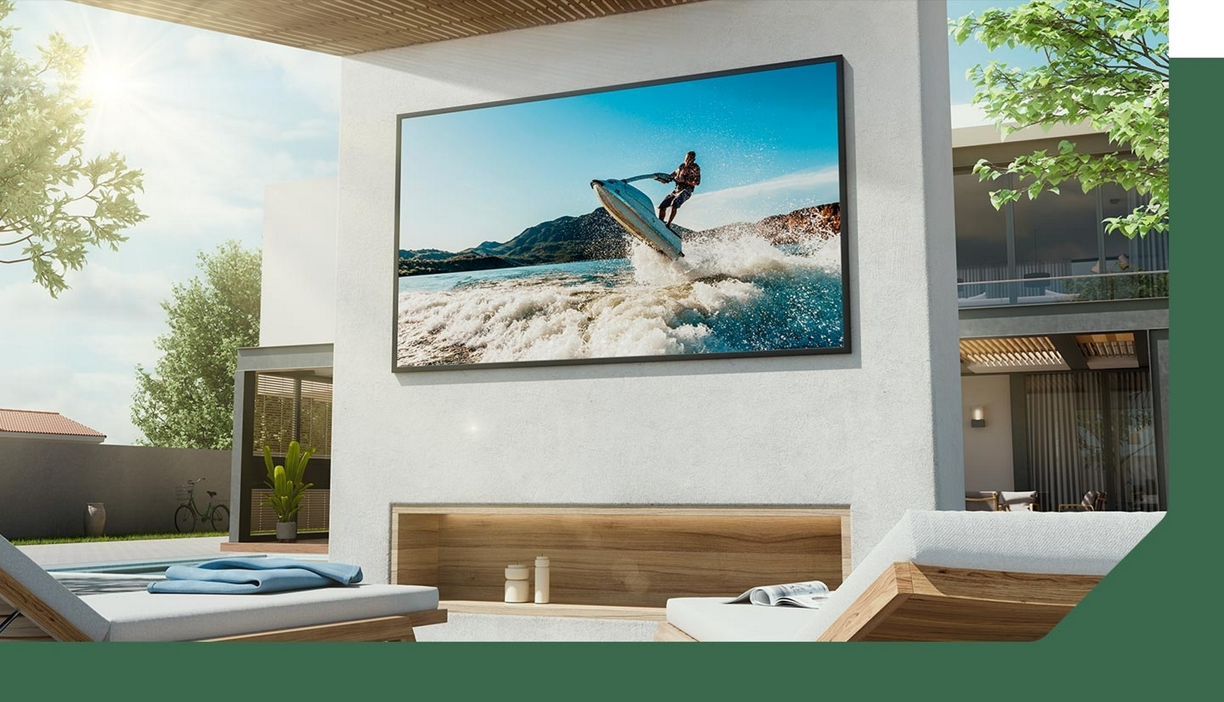 TV esterna mostra jet ski sull'acqua. Sedie a sdraio in primo piano.