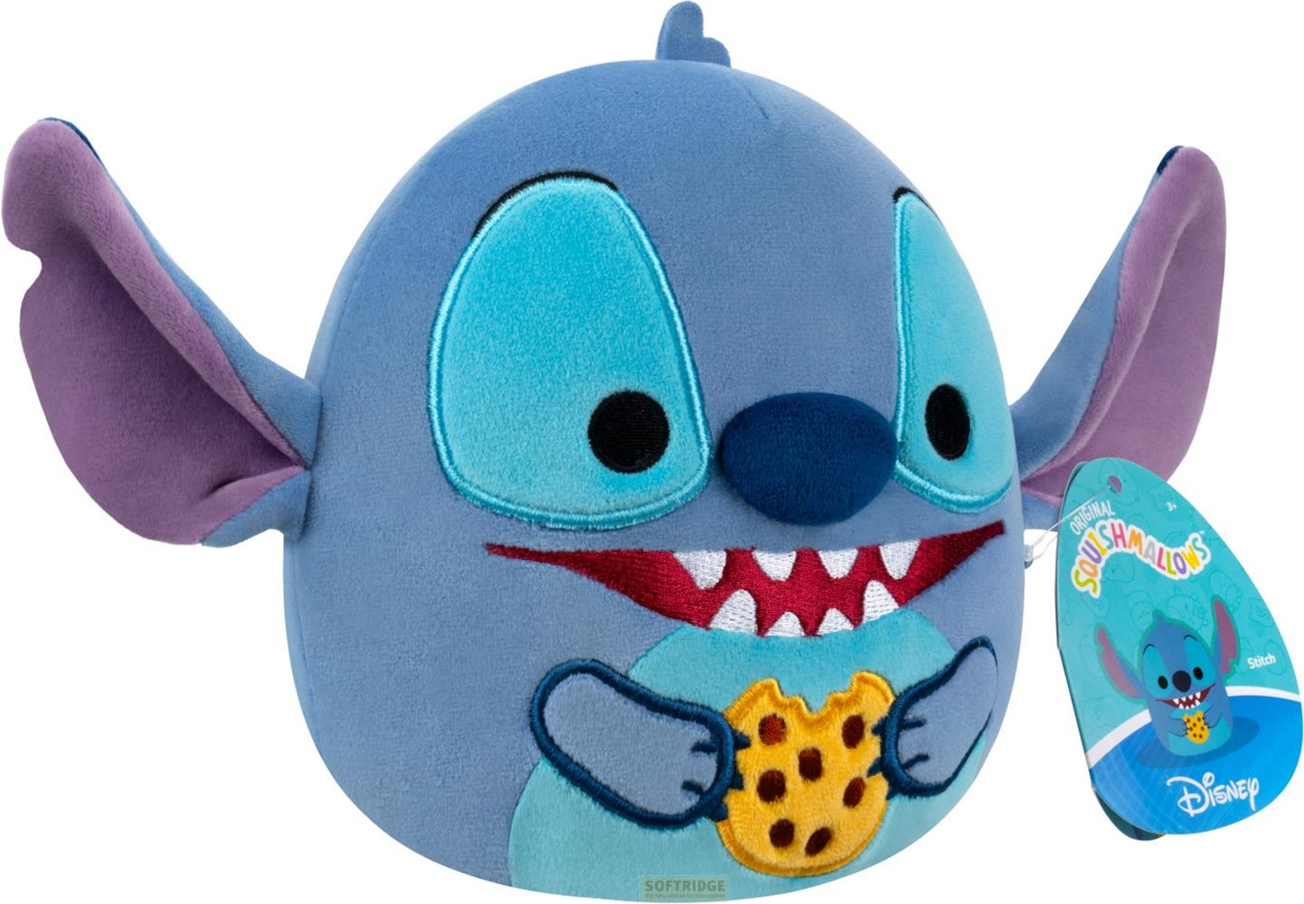 Ein blauer Stitch Squishmallow-Plüsch hält einen Keks mit Schokoladenstückchen.