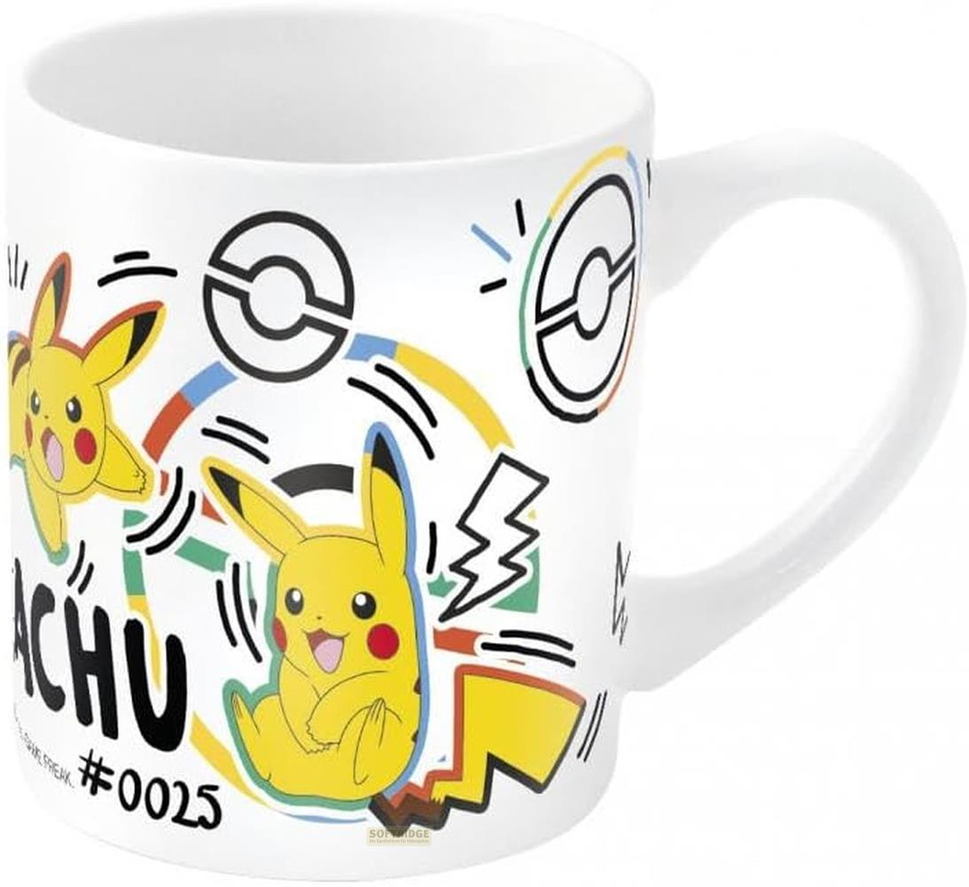 Weiße Tasse mit Pikachu-Motiv, Pokébällen und bunter Grafik.