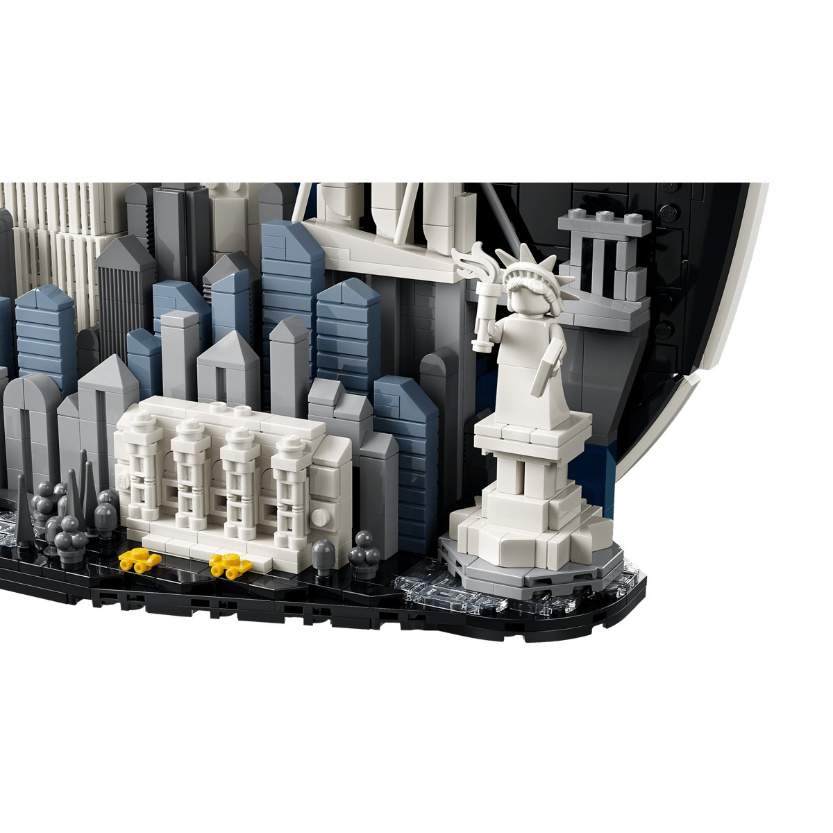 Un modelo Lego de la Estatua de la Libertad y el horizonte de Nueva York con edificios grises y azules.