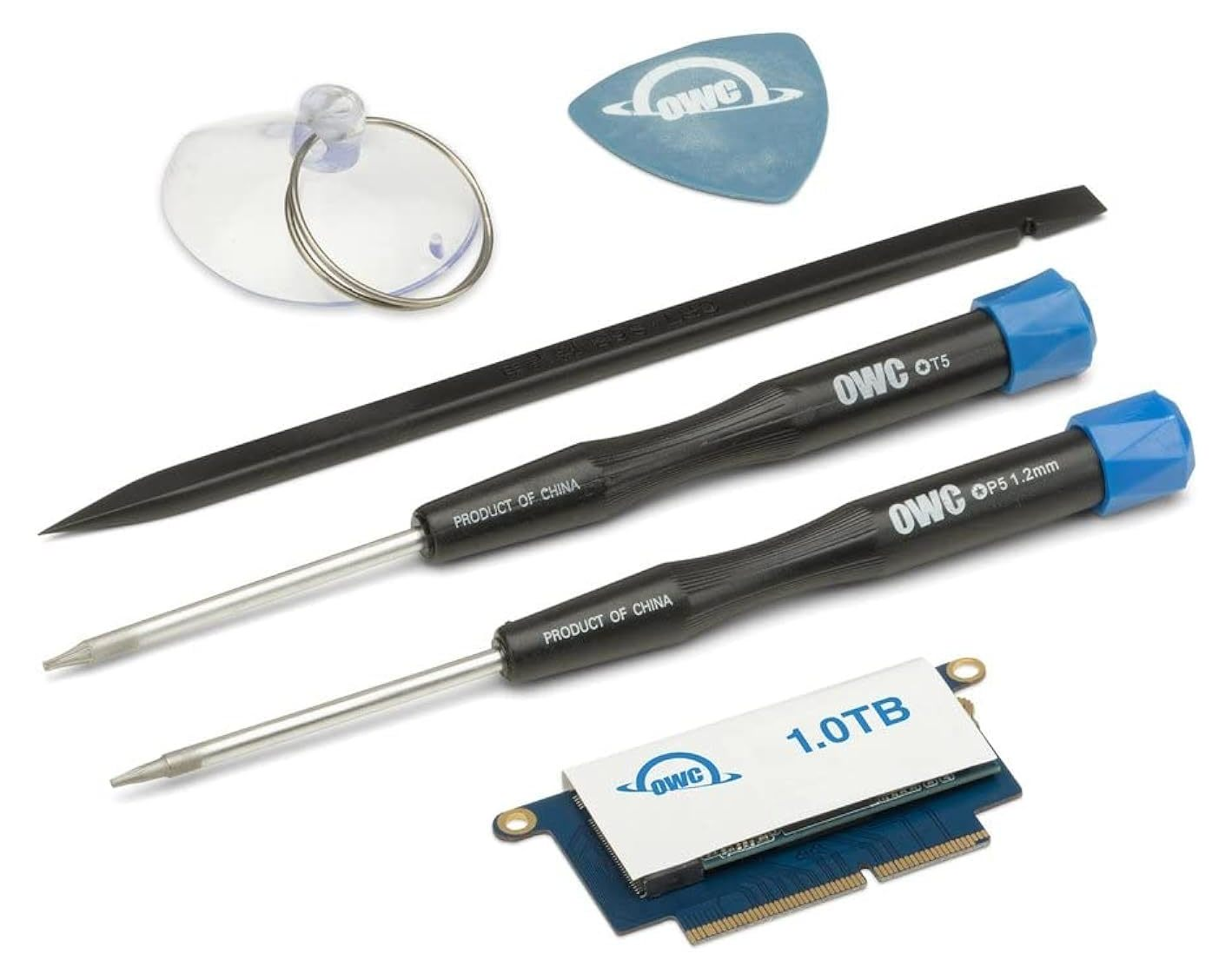 Kit di attrezzi con cacciaviti, ventosa, spudger e SSD da 1TB.
