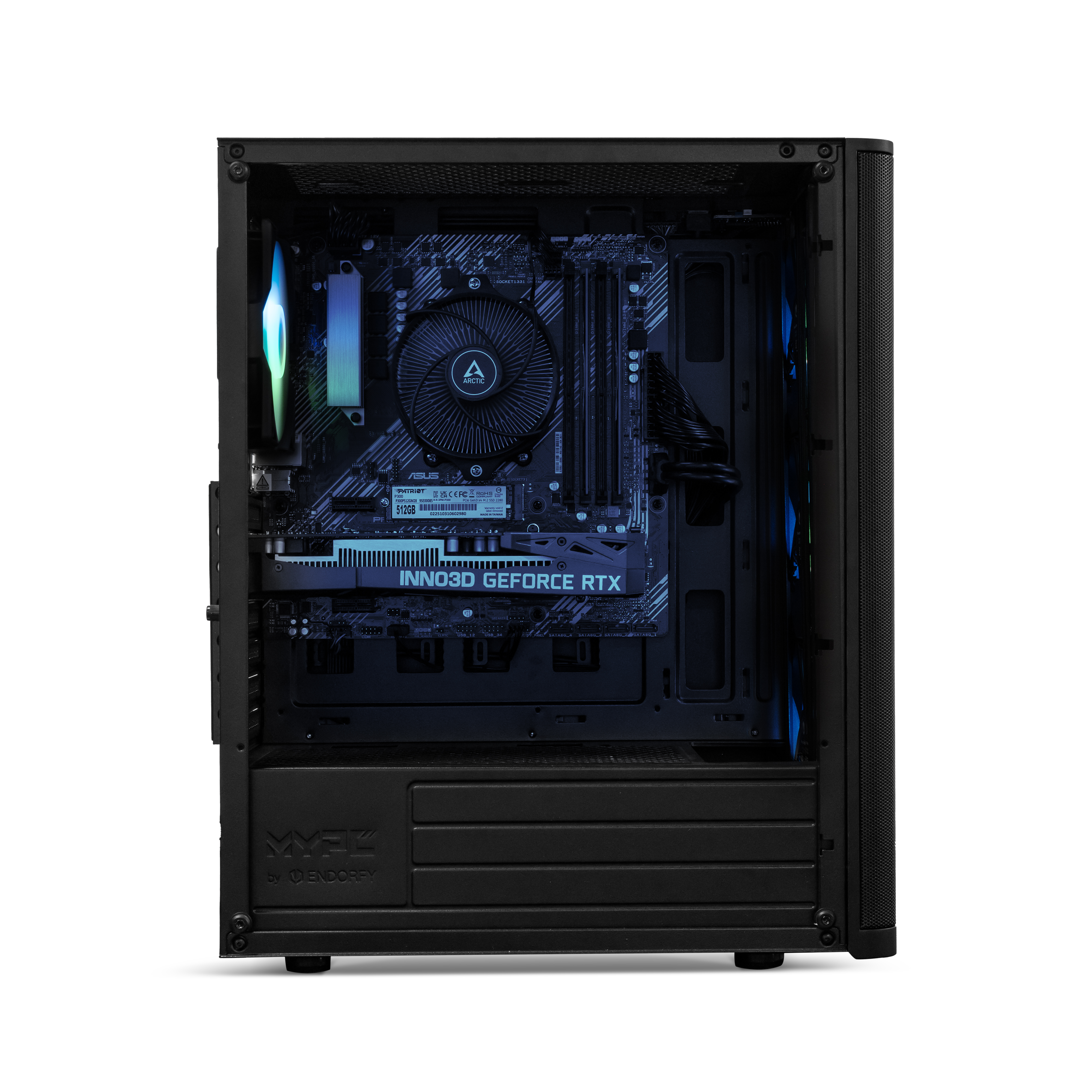Ein schwarzes Computergehäuse mit geöffneter Seitenwand zeigt die Innereien, einschließlich Motherboard, Lüfter, Grafikkarte.