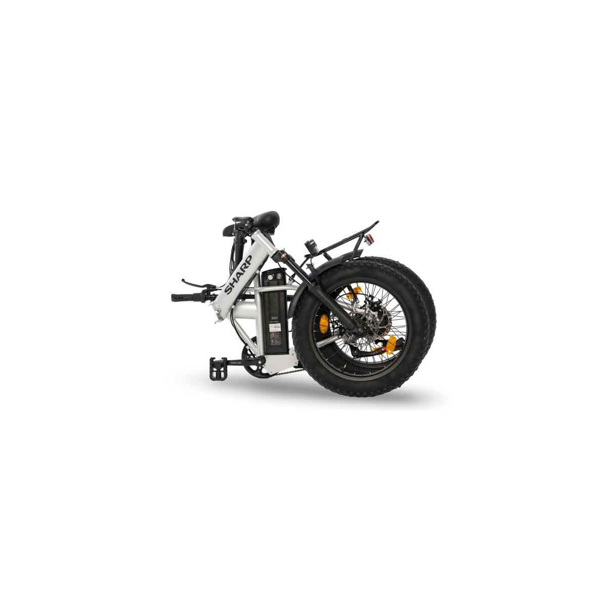 Una bicicletta elettrica bianca pieghevole con pneumatici larghi e portapacchi posteriore nero.
