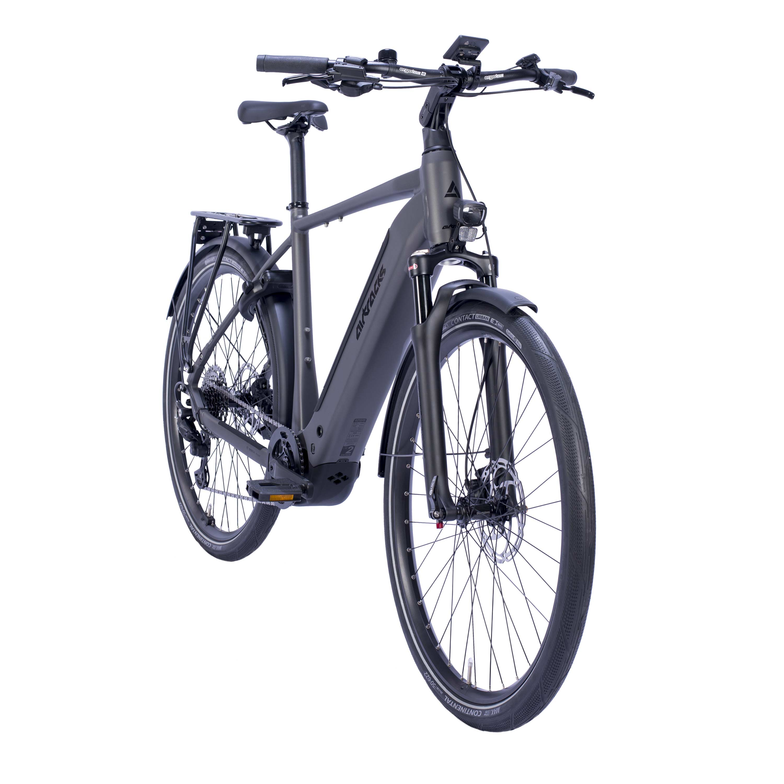 Ein dunkles, modernes E-Bike mit Gepäckträger und Federgabel steht vor weißem Hintergrund.