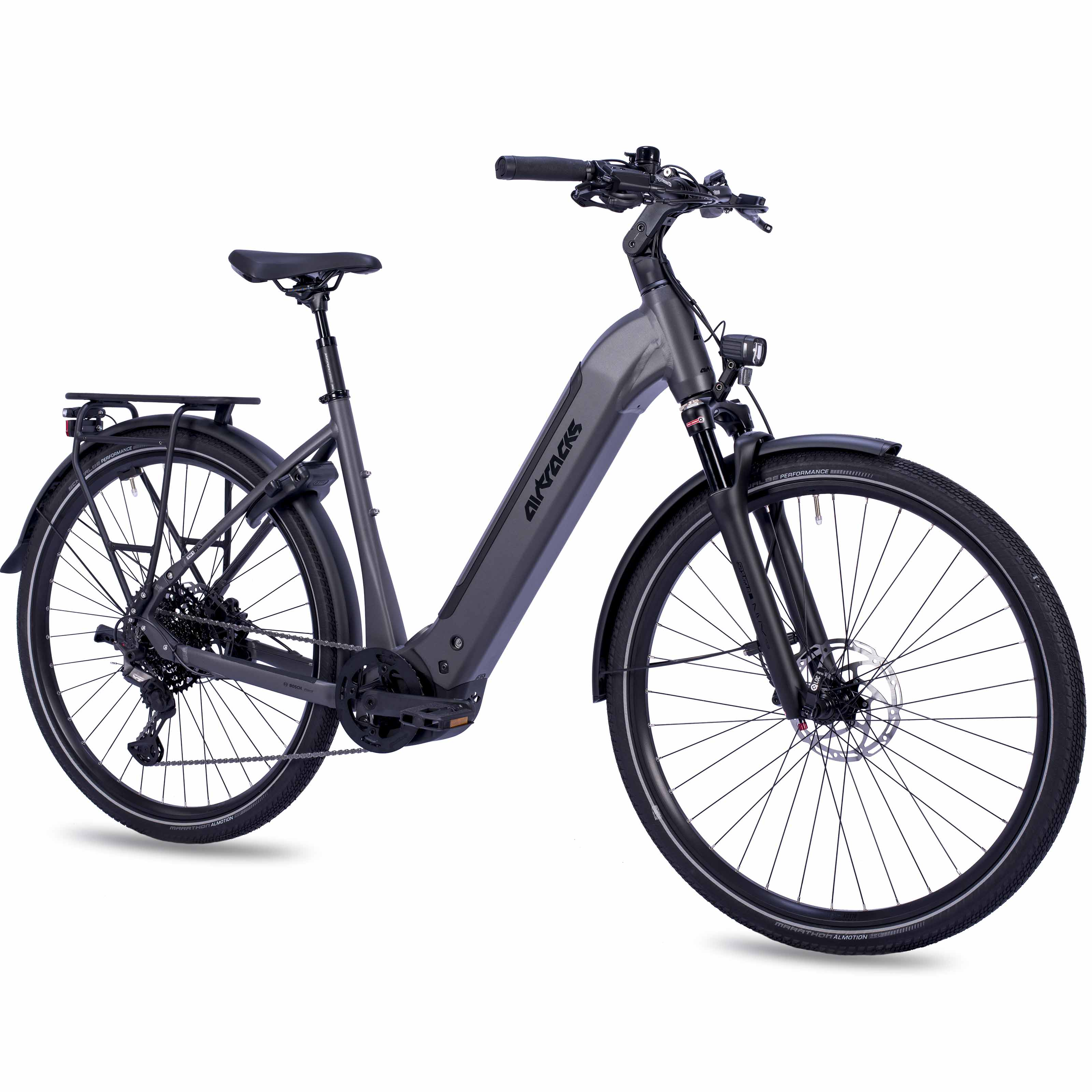 Graues E-Bike mit Gepäckträger, Federgabel und Scheibenbremsen, isoliert auf Weiß.