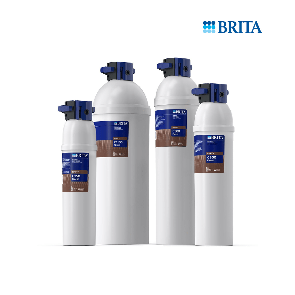 Vier weiße Brita Wasserfilterkartuschen in verschiedenen Größen mit blauen und dunkelblauen Akzenten.