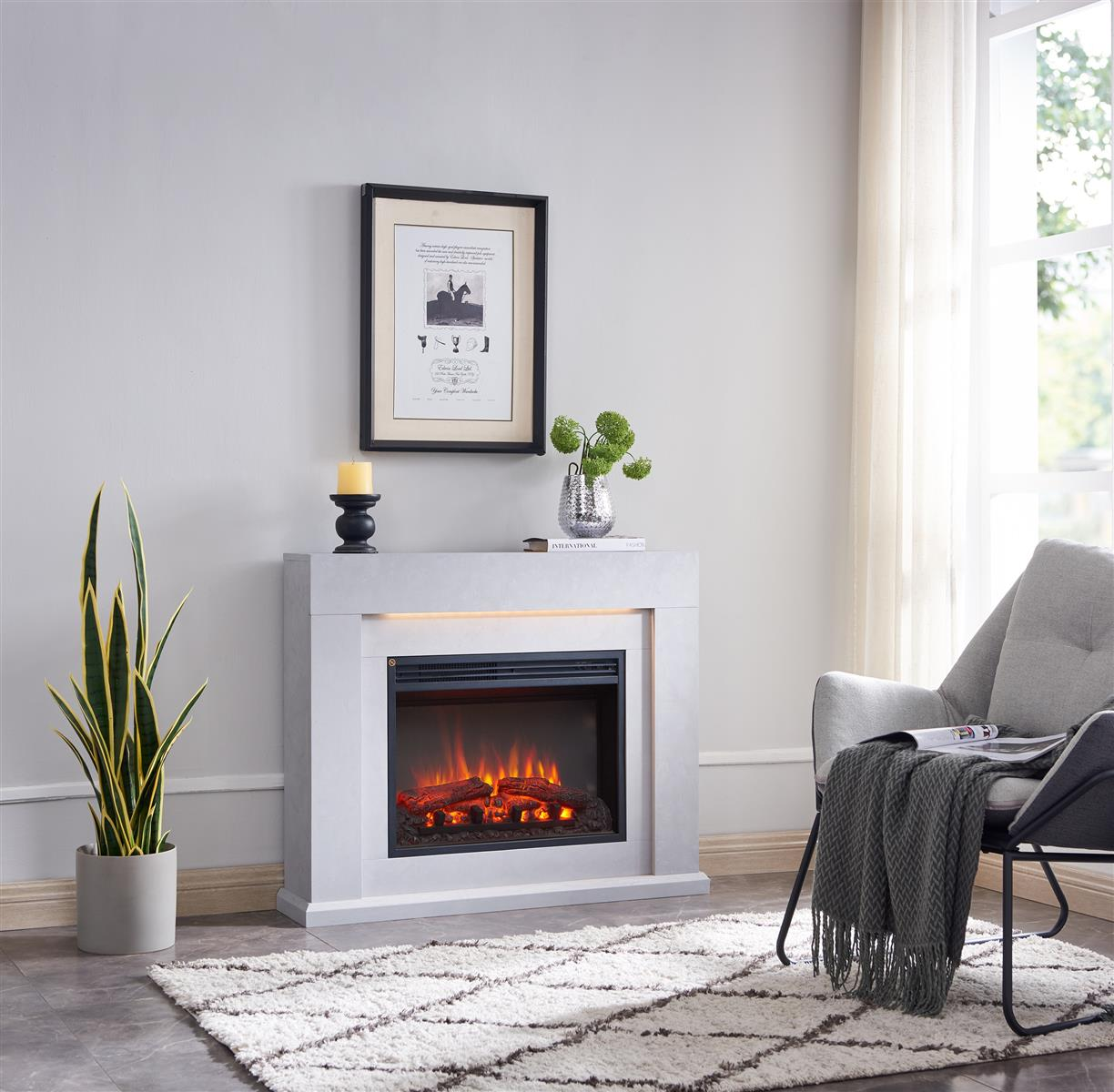 Ein Kamin mit brennendem Feuer, daneben ein Sessel mit Decke und eine Pflanze.