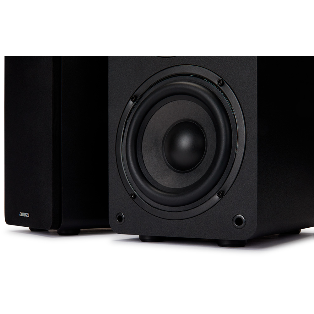 Primo piano di un altoparlante nero con woofer visibile e logo Aiwa.