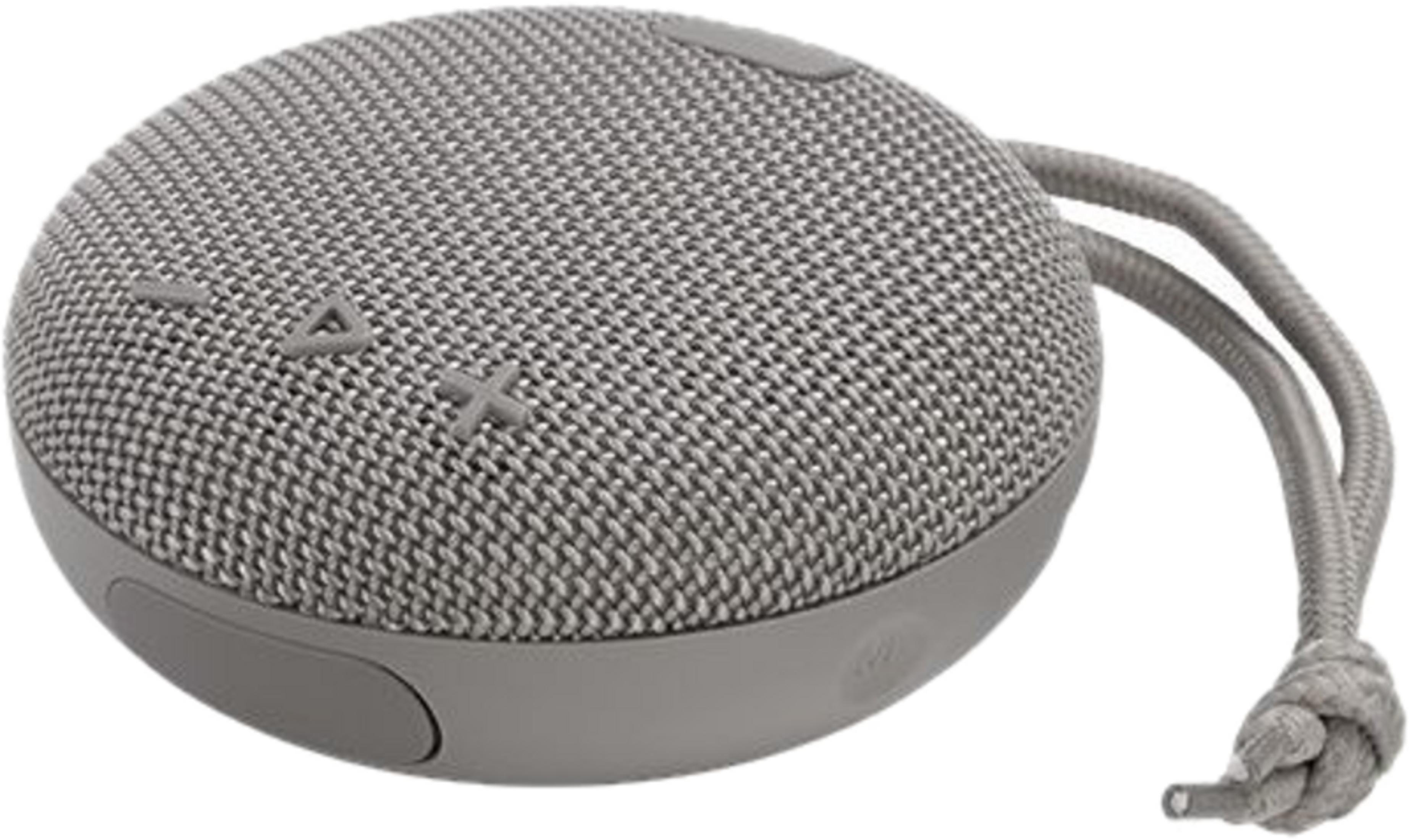 Altoparlante Bluetooth rotondo grigio con rivestimento in tessuto e laccio.