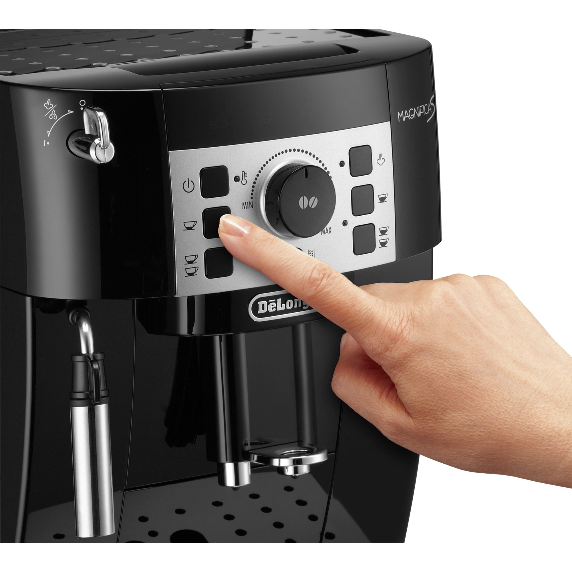 Ein Finger drückt auf den Knopf einer schwarzen DeLonghi Kaffeemaschine.