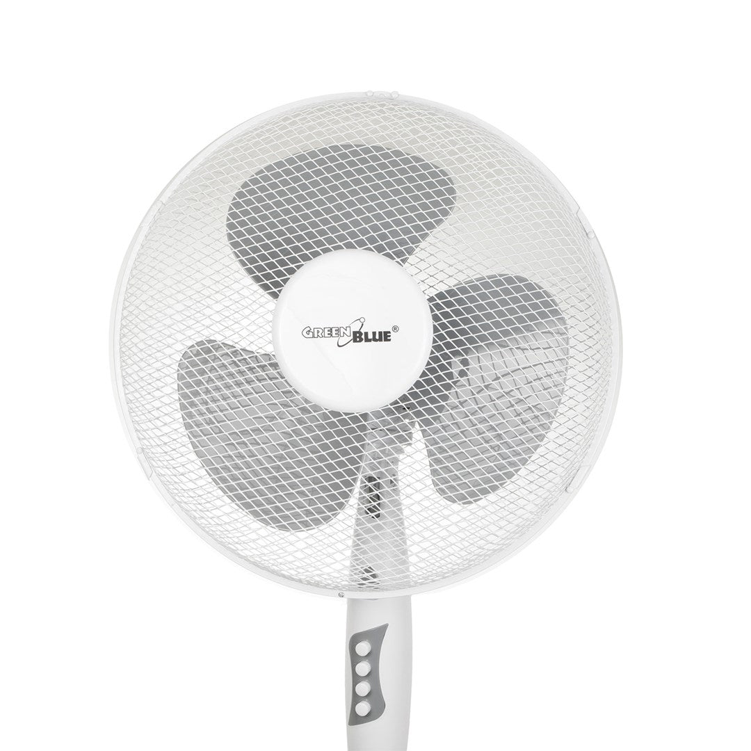 Un ventilador de pie blanco con tres aspas y rejilla protectora.