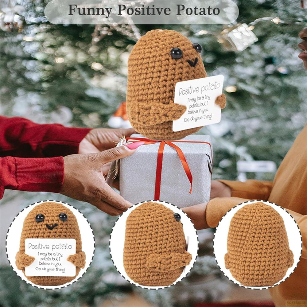 Gehäkelte Kartoffel mit Botschaft auf Geschenk, mit Detailansichten.