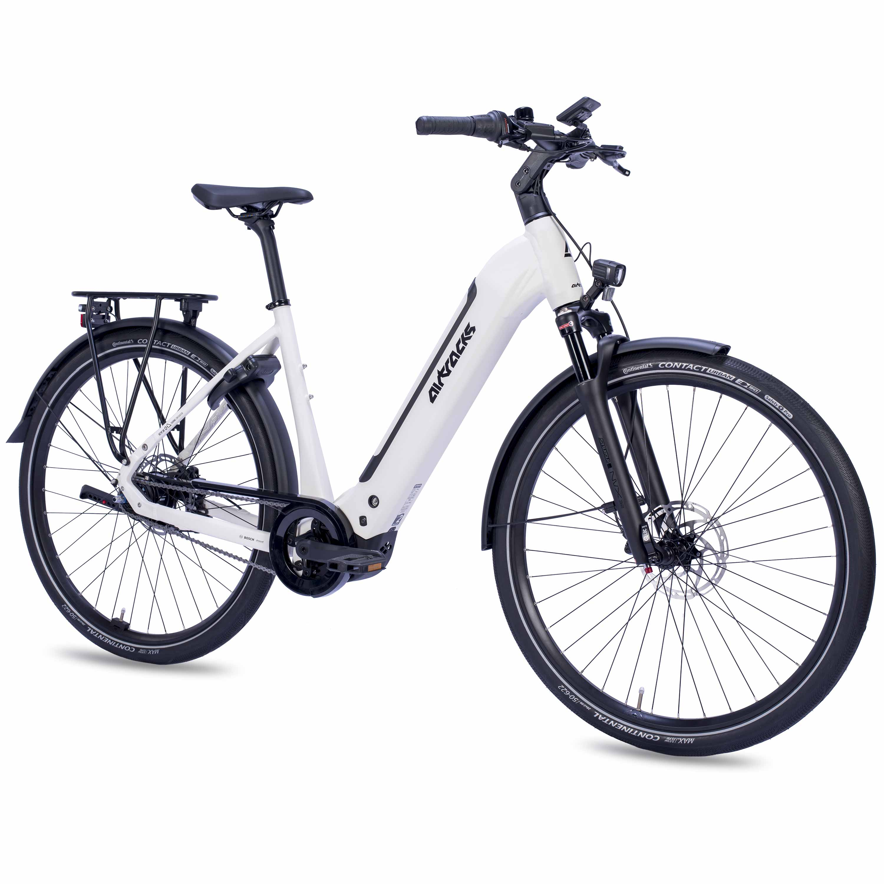 Ein weißes E-Bike mit schwarzem Gepäckträger und Schutzblechen steht vor weißem Hintergrund.
