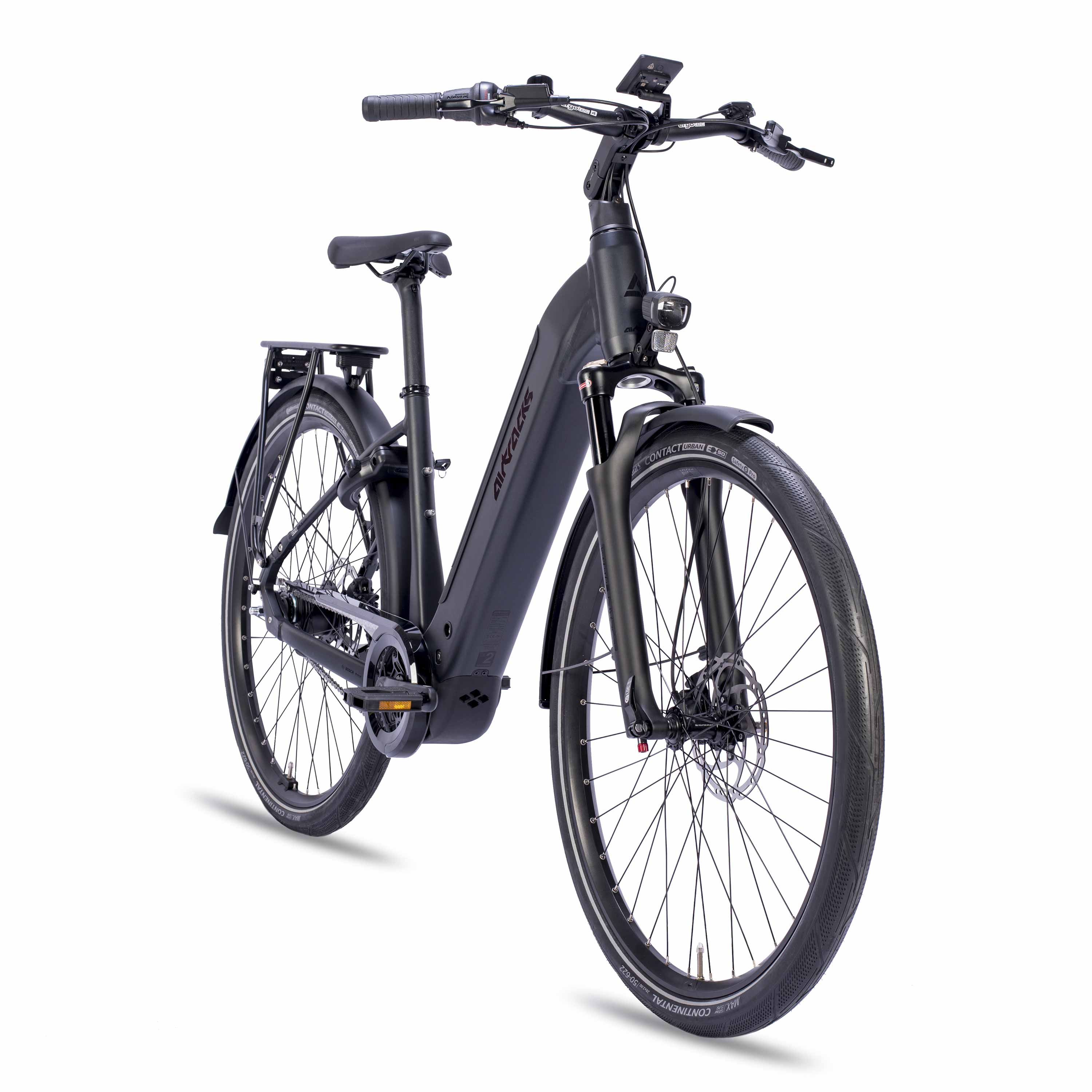 Ein schwarzes E-Bike mit Federgabel, Gepäckträger und Kettenschutz, auf weißem Hintergrund.