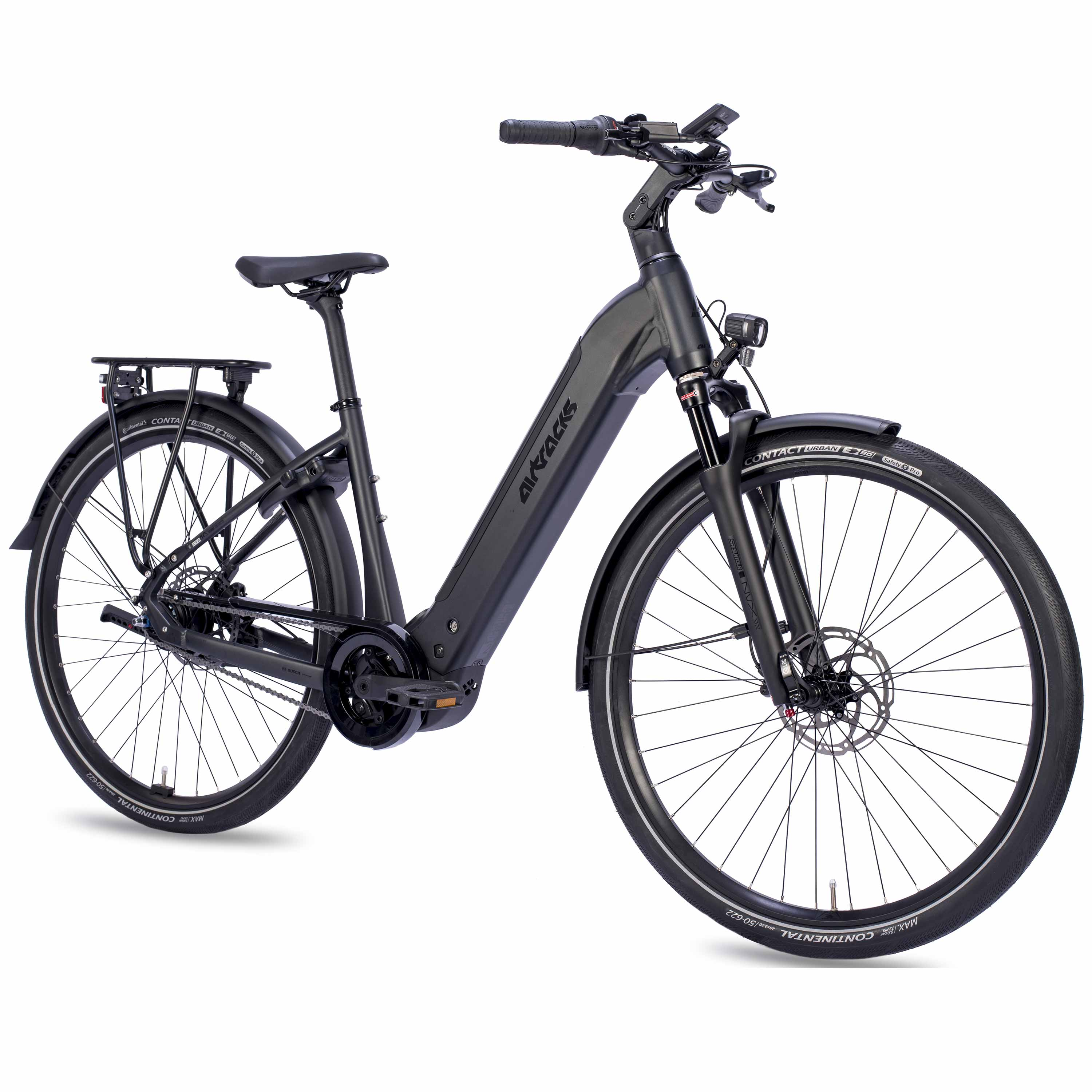 Ein dunkles E-Bike mit Gepäckträger und Schutzblechen steht auf weißem Grund.