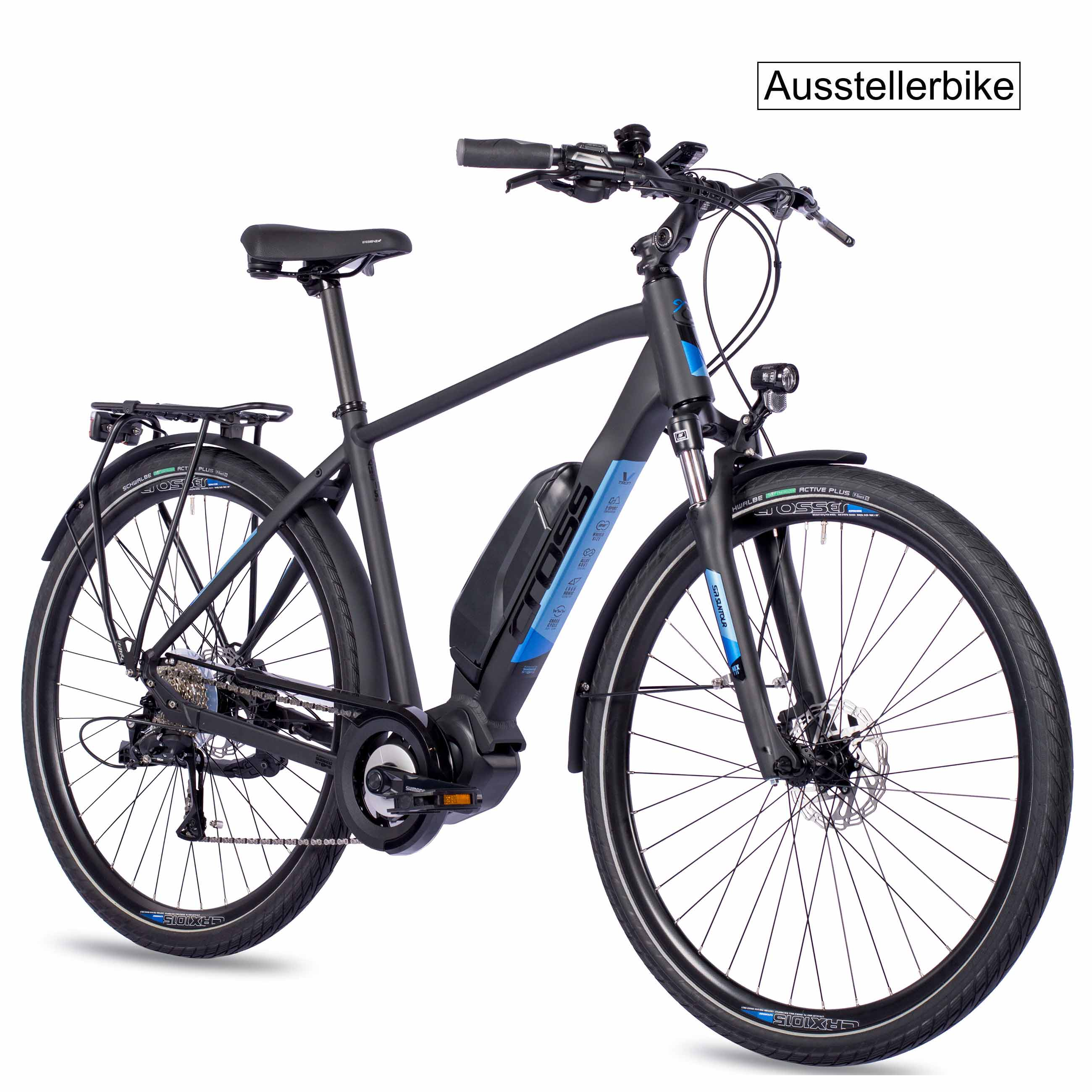 Ein schwarzes E-Bike mit blauen Akzenten und Gepäckträger steht vor weißem Hintergrund.