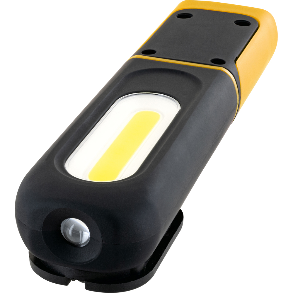 Ein schwarzer und gelber Arbeitsstrahler mit LED-Licht.