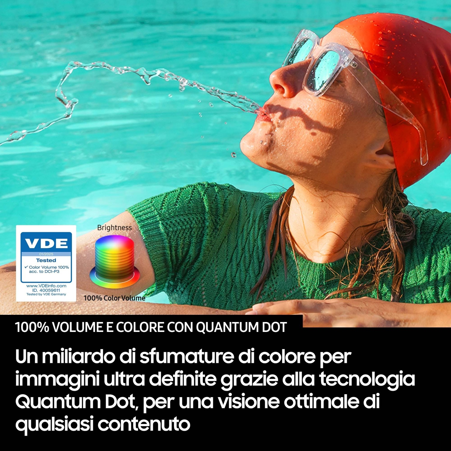 Donna con cuffia rossa sputa acqua dalla bocca, indossa verde e occhiali da sole.