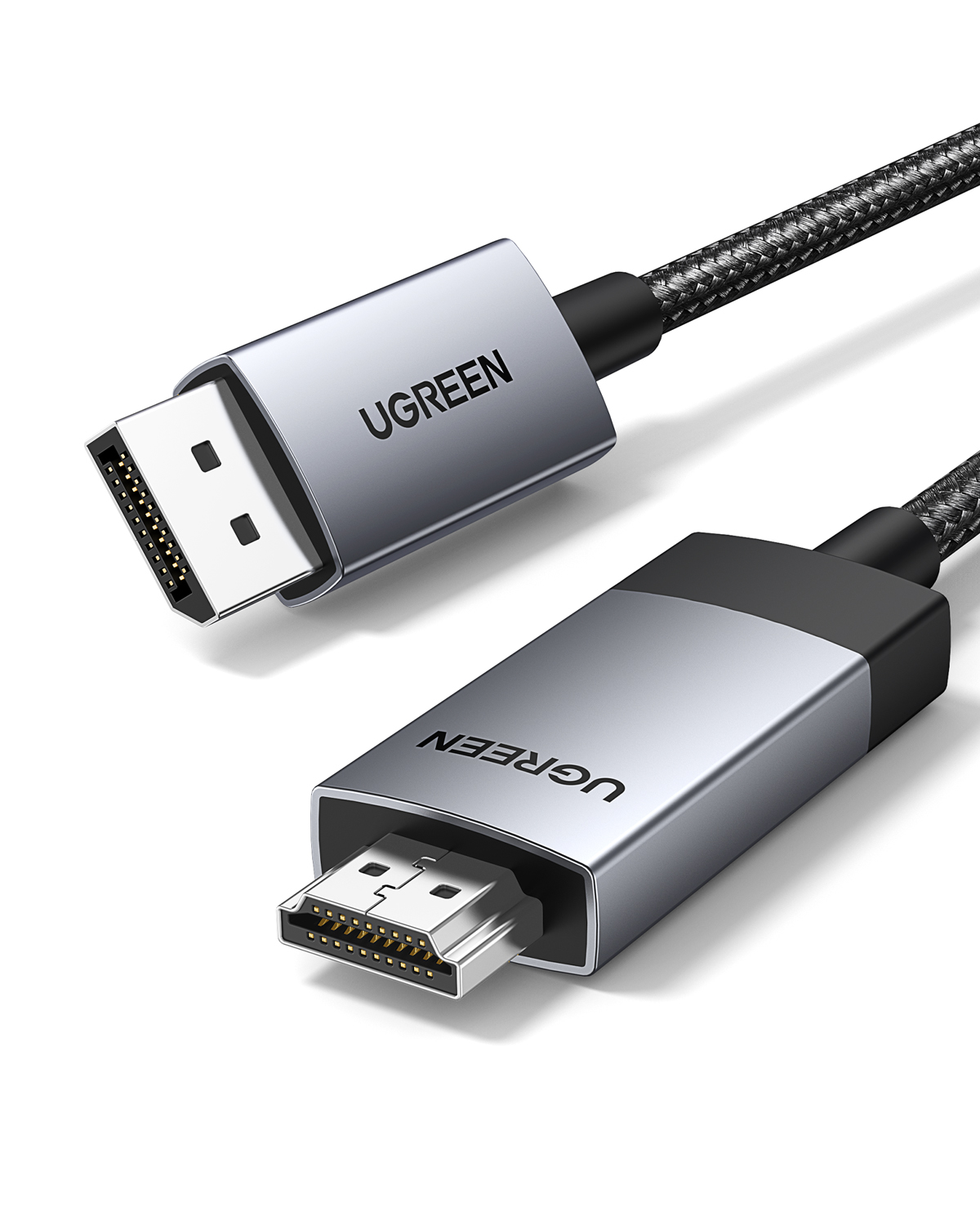Gümüş konektörlü ve siyah örgülü kablolu iki UGREEN DisplayPort kablosu.