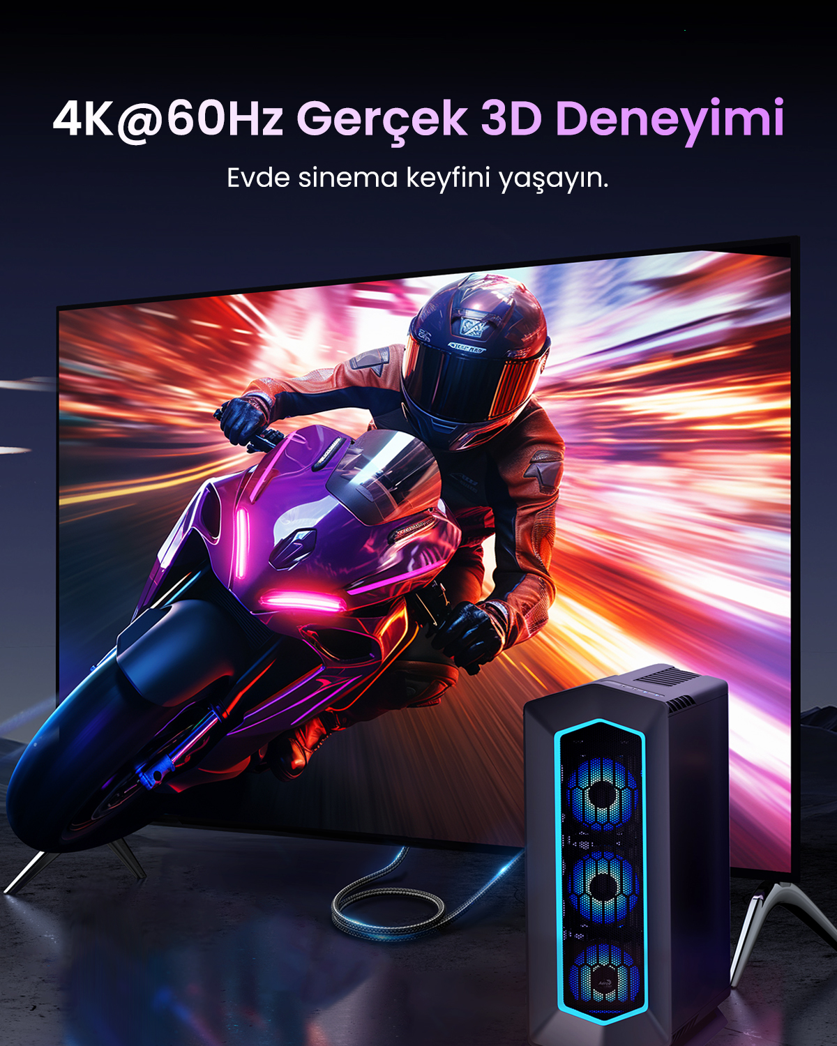 Mor motosikletli bir sürücü, renkli bir arka plan önünde PC'nin yanında hızla geçiyor.