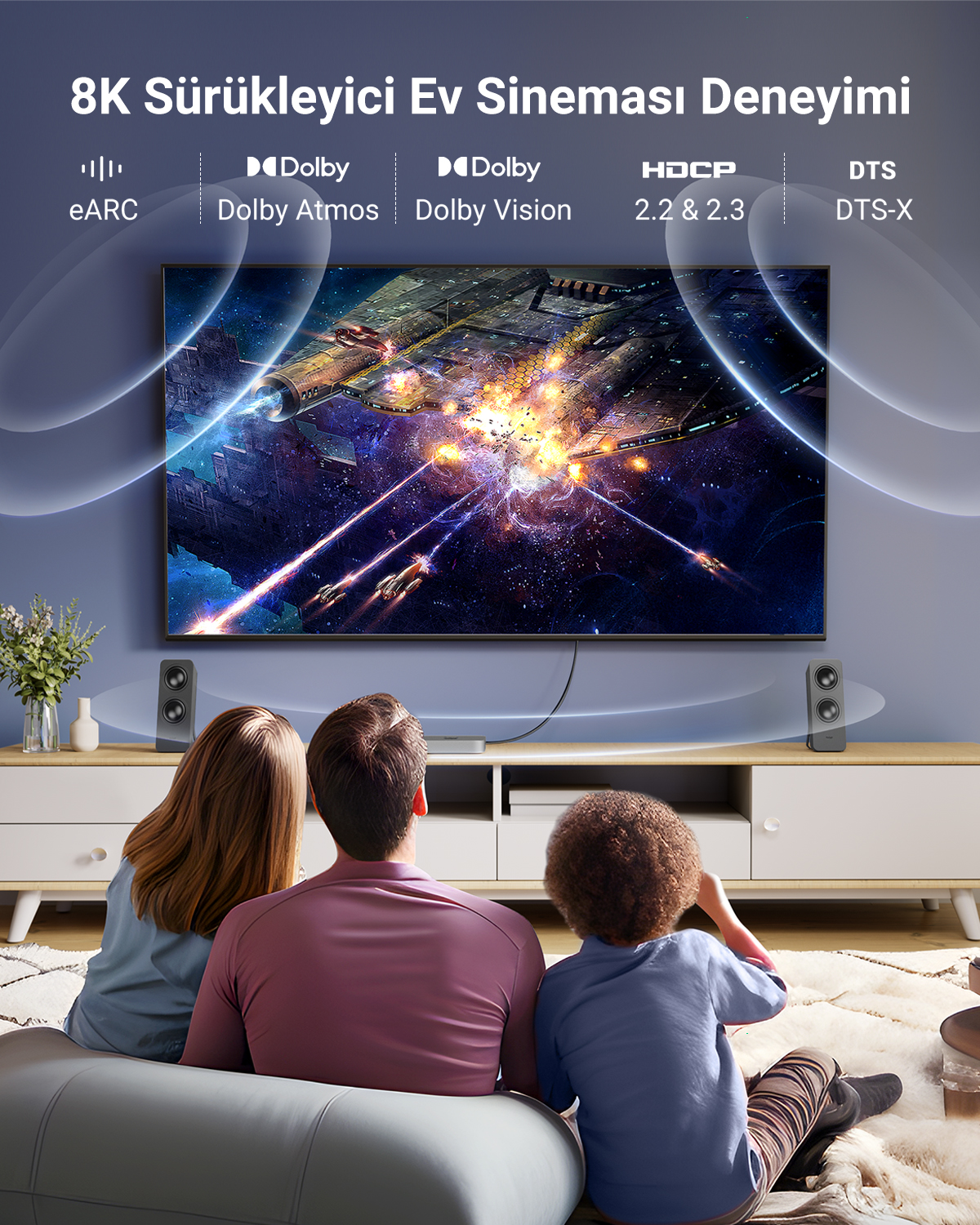 Familie schaut 8K-Kino auf einem großen Bildschirm mit Dolby-Technologie.