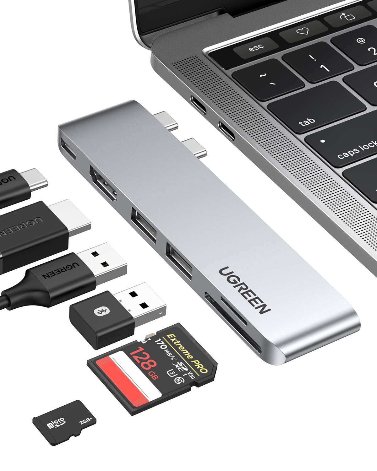 SD kartlı, microSD kartlı ve dizüstü bilgisayarlı gümüş USB-C hub.