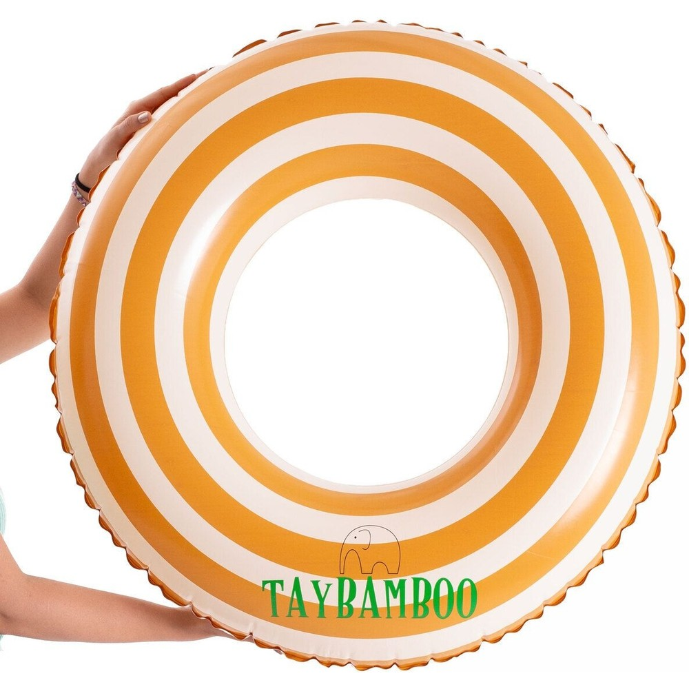Turuncu ve beyaz çizgili yüzme simidi eller tarafından tutuluyor.
