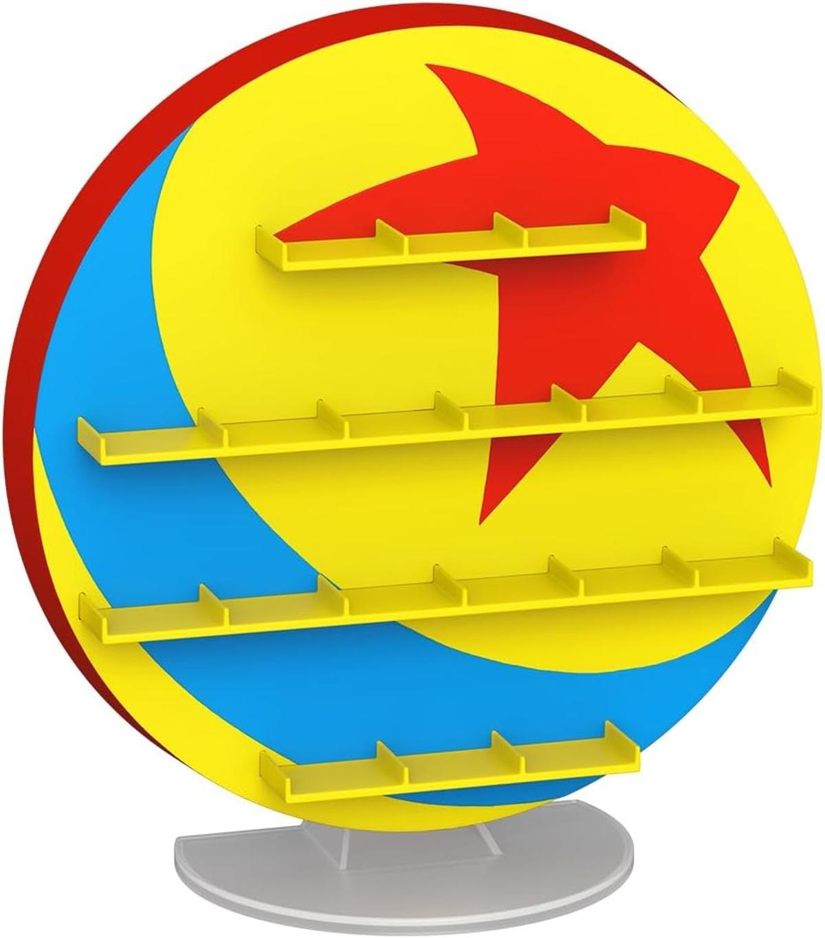 Un expositor redondo y amarillo con diseño de estrella roja y luna creciente azul.