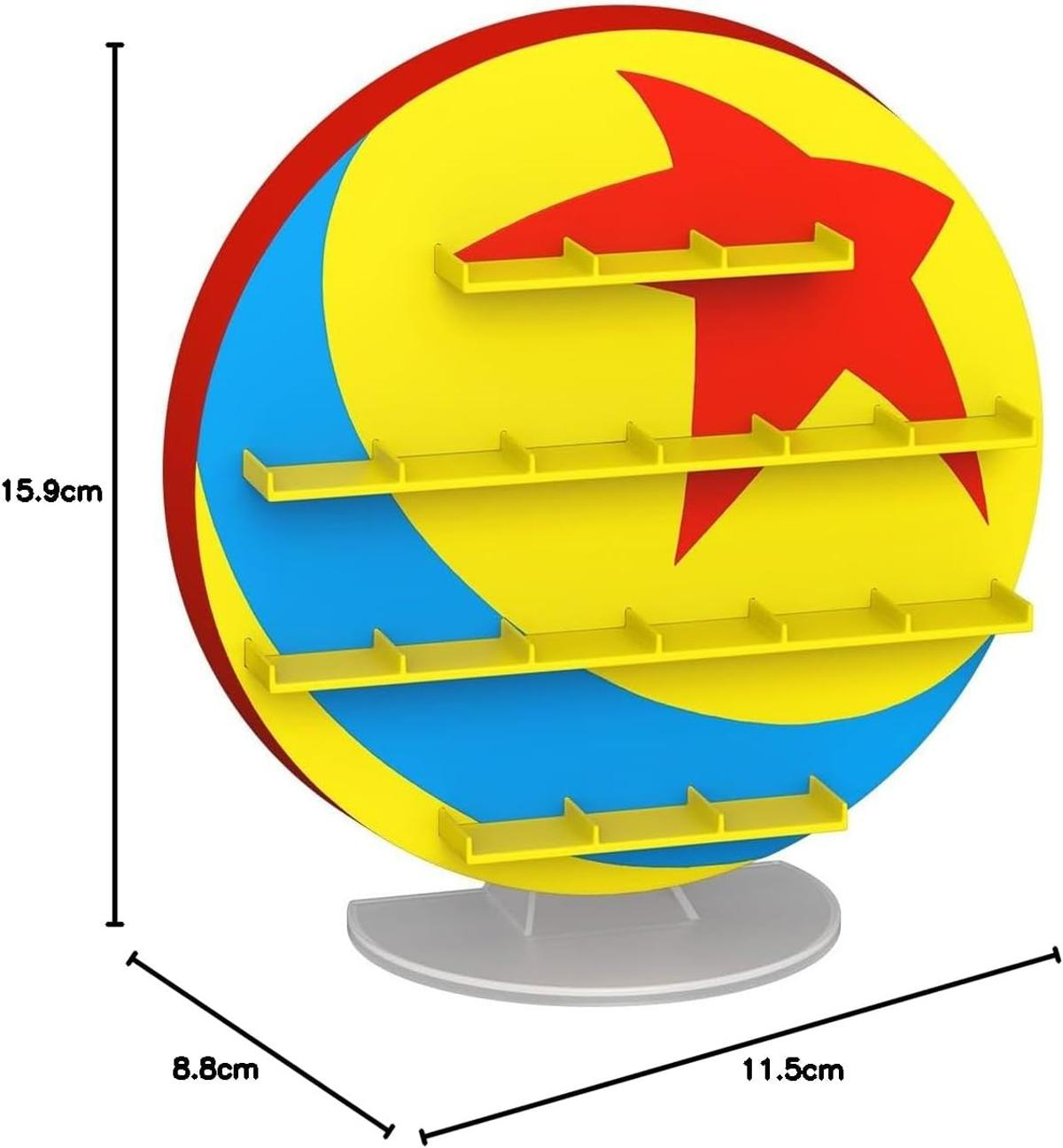Un expositor amarillo con diseño de pelota azul y roja, cuatro estantes.