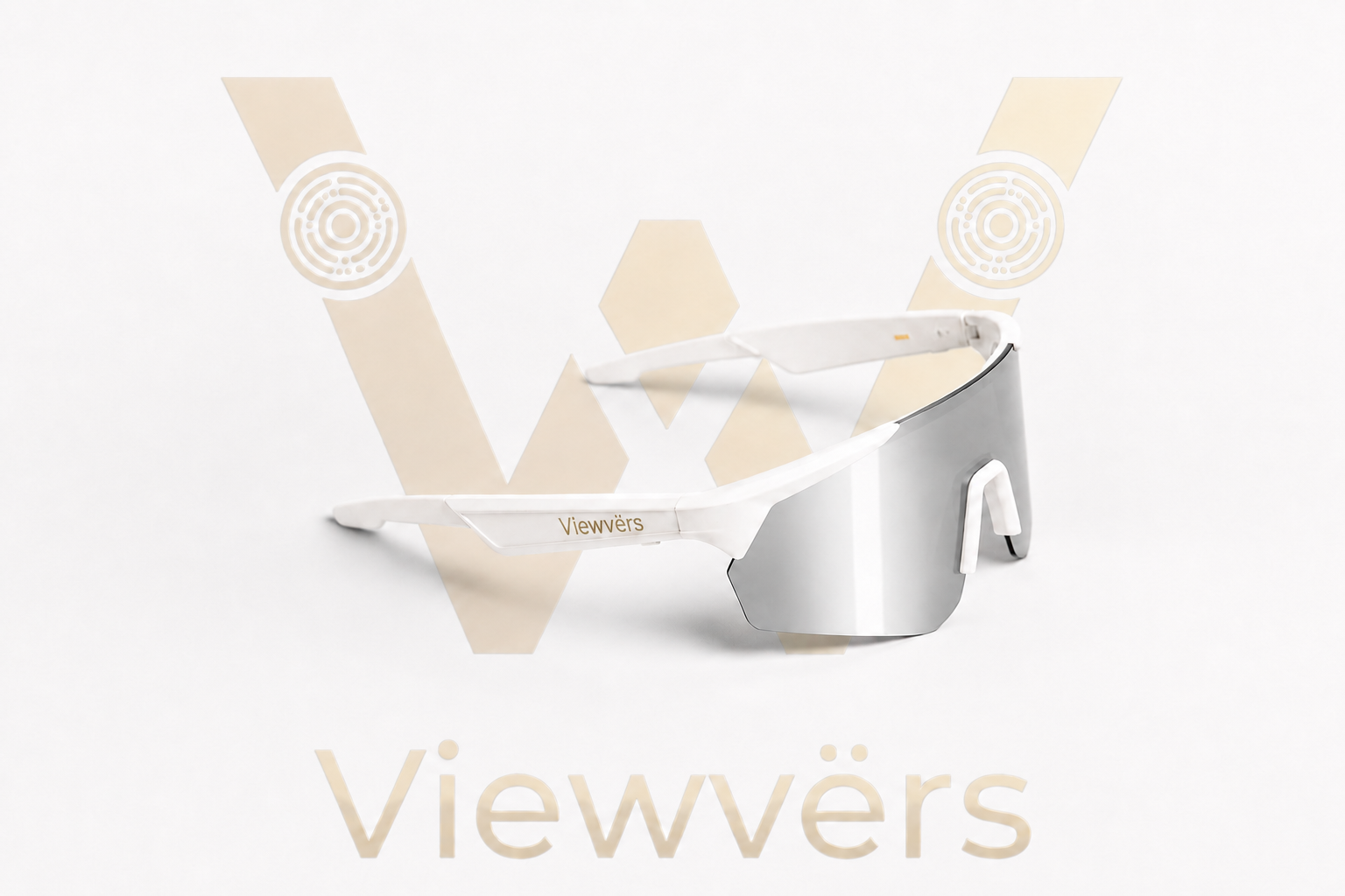 Gafas de sol deportivas blancas con lentes de espejo sobre fondo claro.