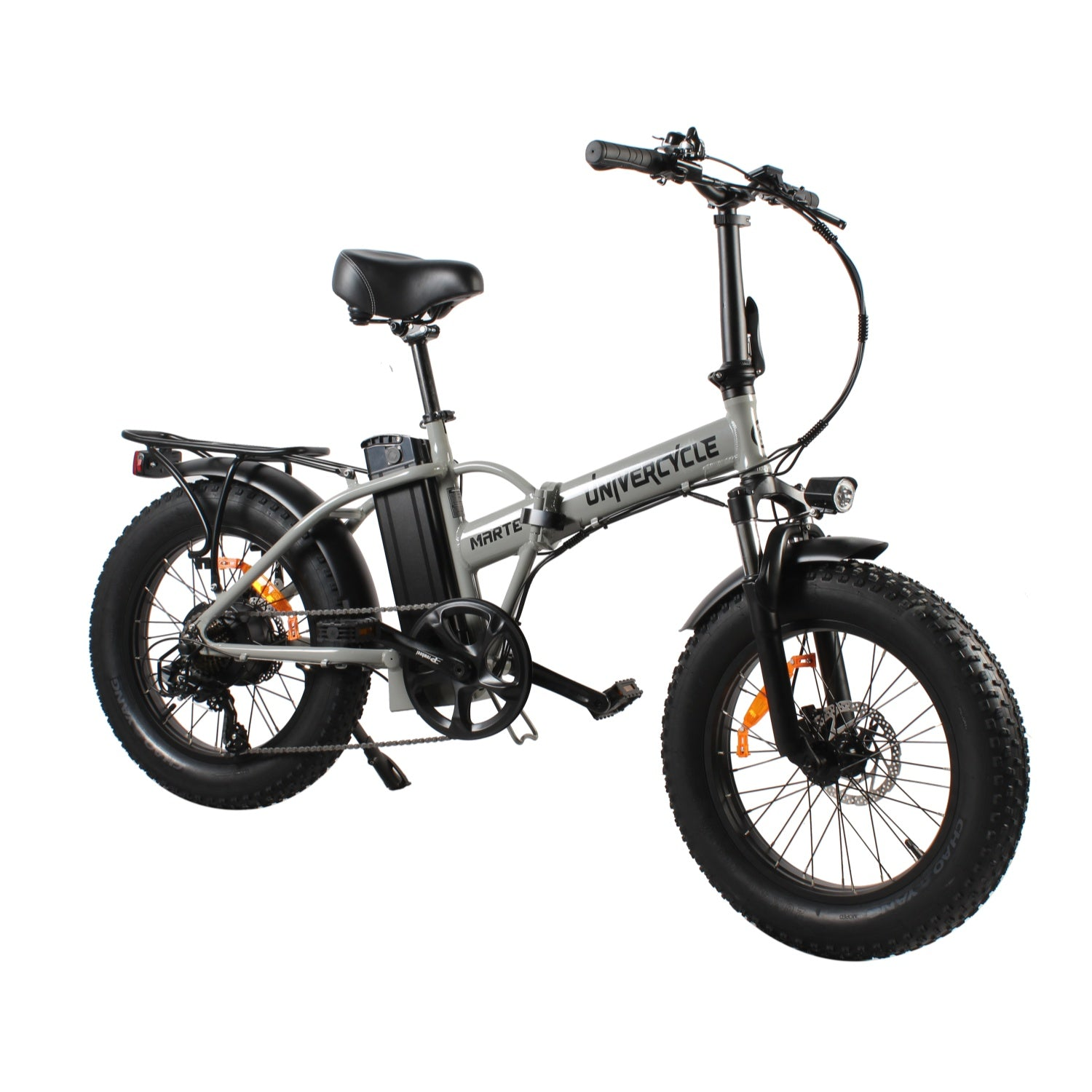 Una bicicleta eléctrica plegable gris con neumáticos anchos, asiento negro y fondo blanco.