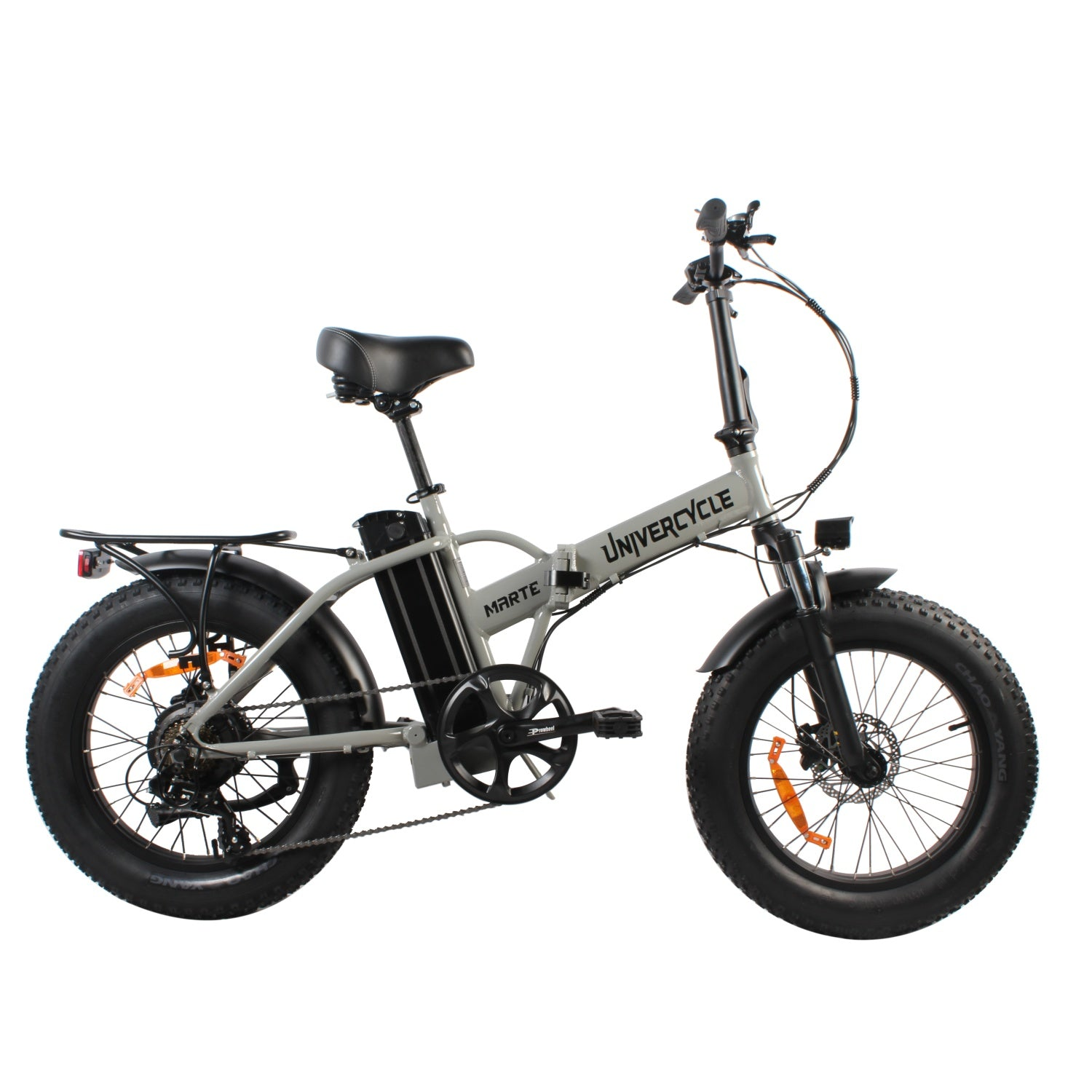 Bicicleta eléctrica plegable gris con llantas anchas, sillín negro y portaequipajes.
