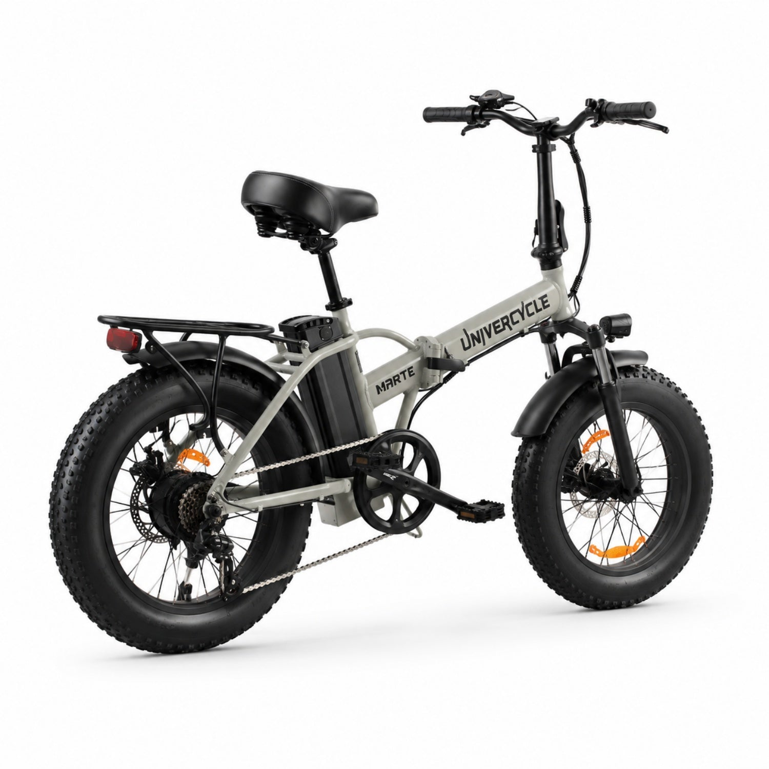 Una bicicleta eléctrica plegable gris con ruedas anchas, portaequipajes y letras en el cuadro.