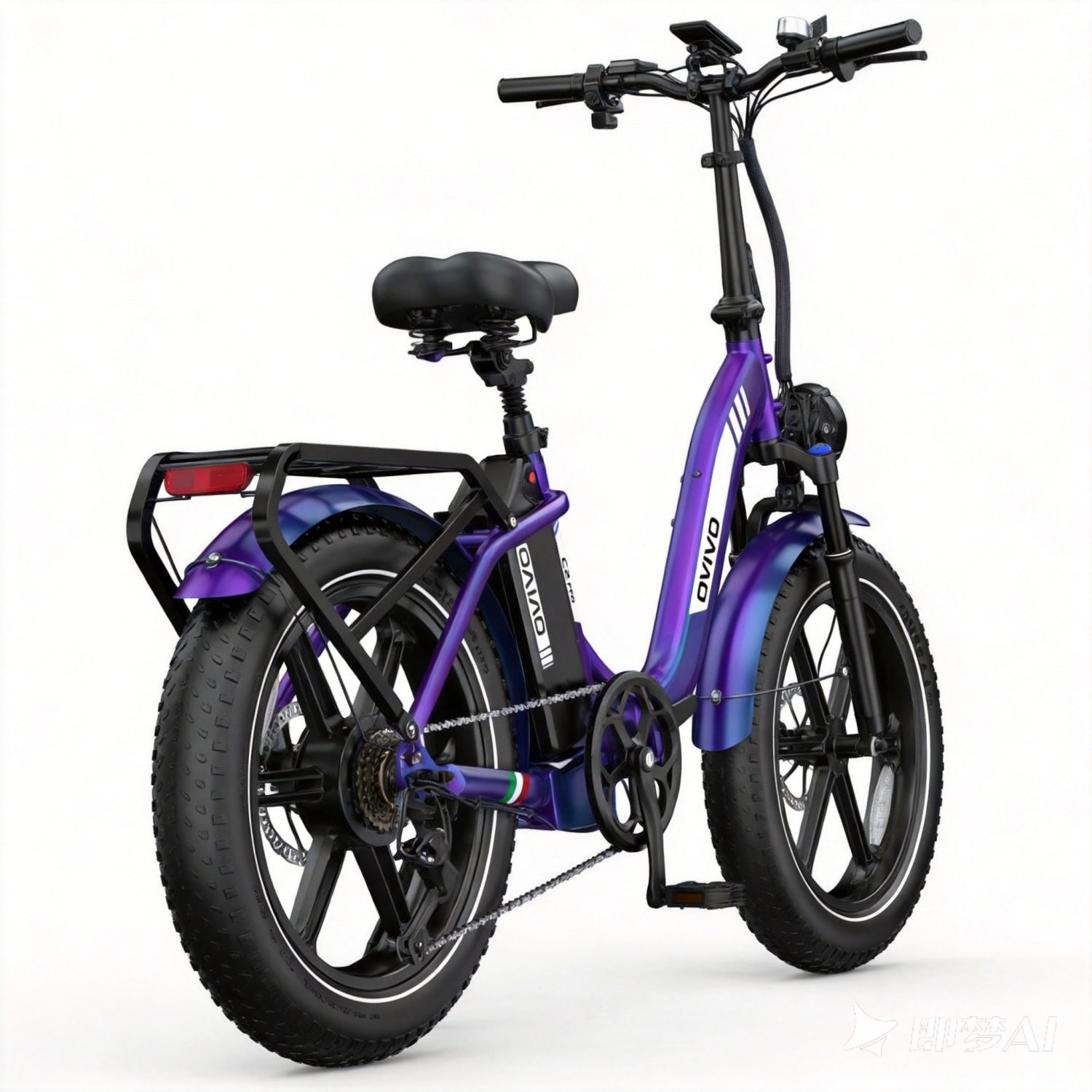 Bicicleta eléctrica morada con llantas anchas, portaequipajes y sillín negro.