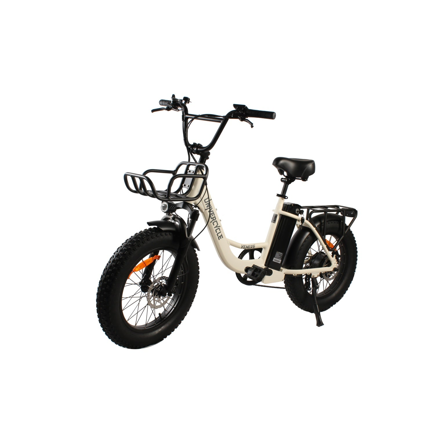 Bicicleta eléctrica cremosa de rueda ancha con cesta delantera y portaequipajes.