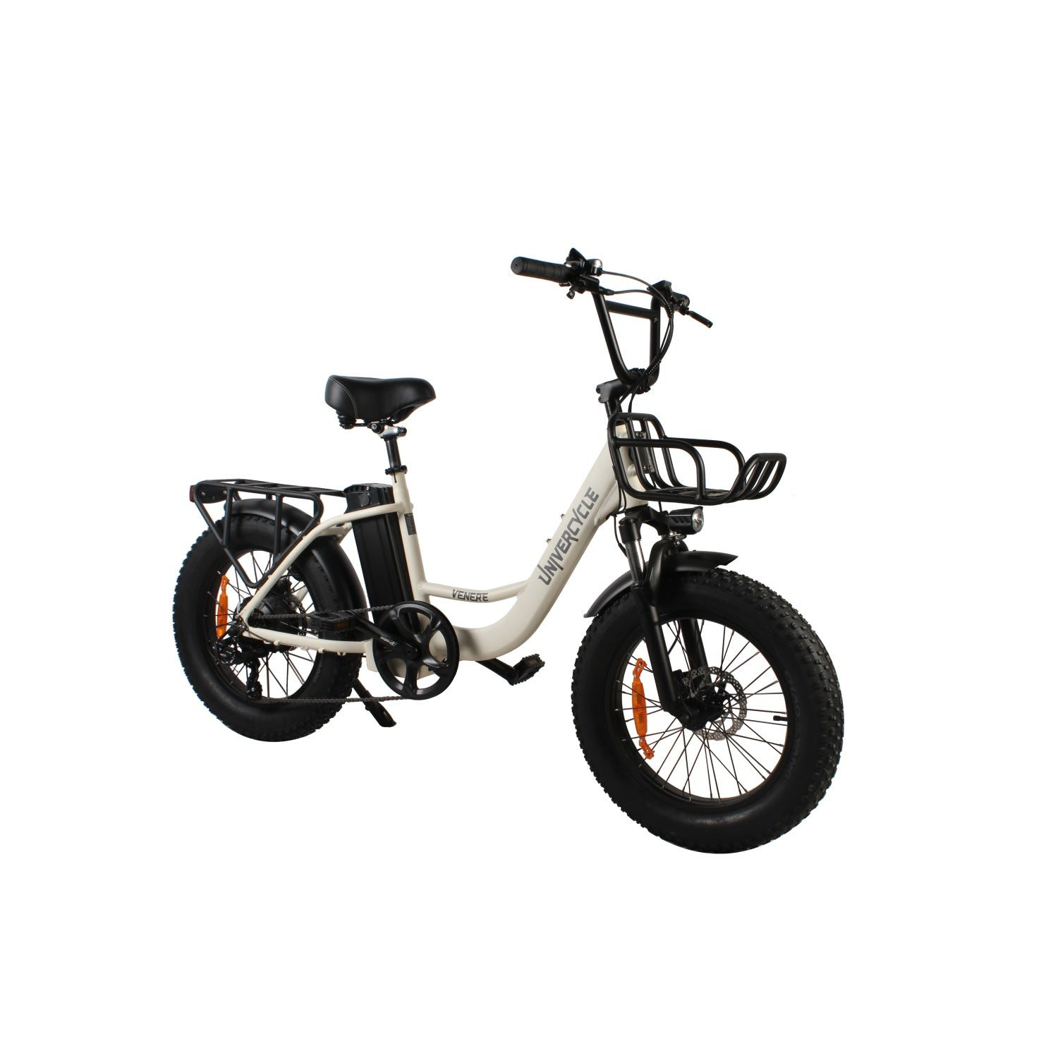 Una bicicleta eléctrica 'fat bike' color crema con portaequipajes, cesta y ruedas anchas.