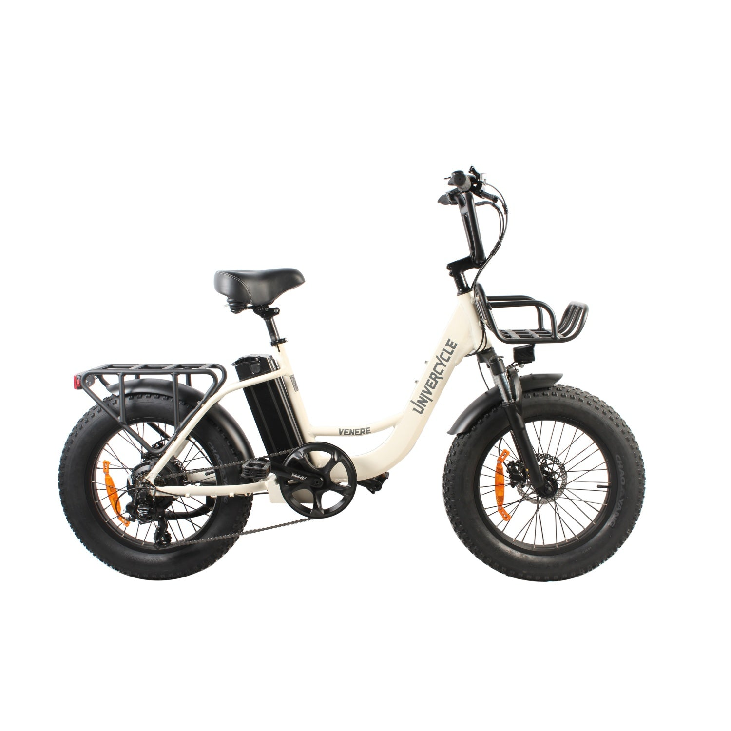 Bicicleta eléctrica fat bike crema con asiento negro, portaequipajes y guardabarros.