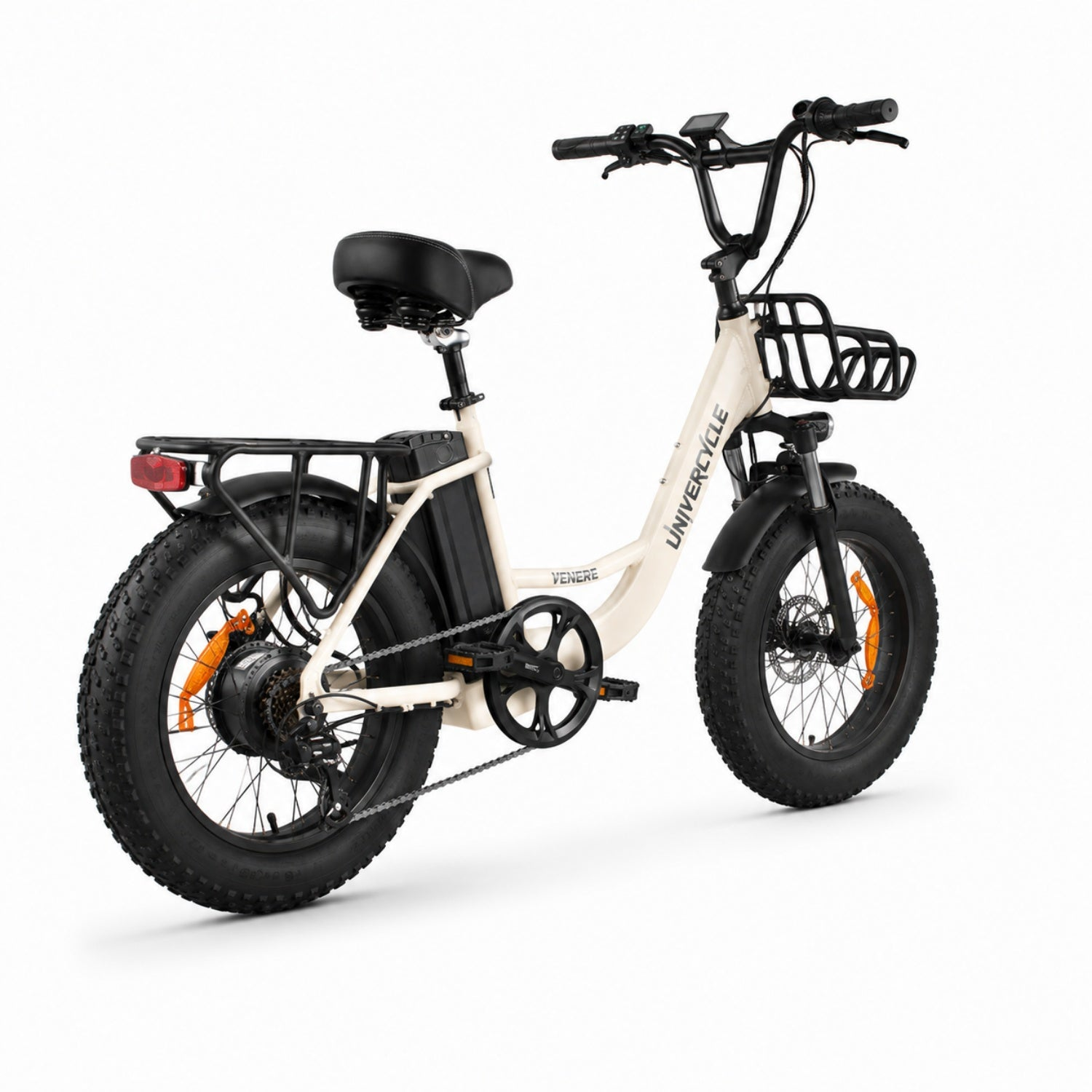 Bicicleta eléctrica color crema con neumáticos anchos, portabultos trasero y cesta delantera.