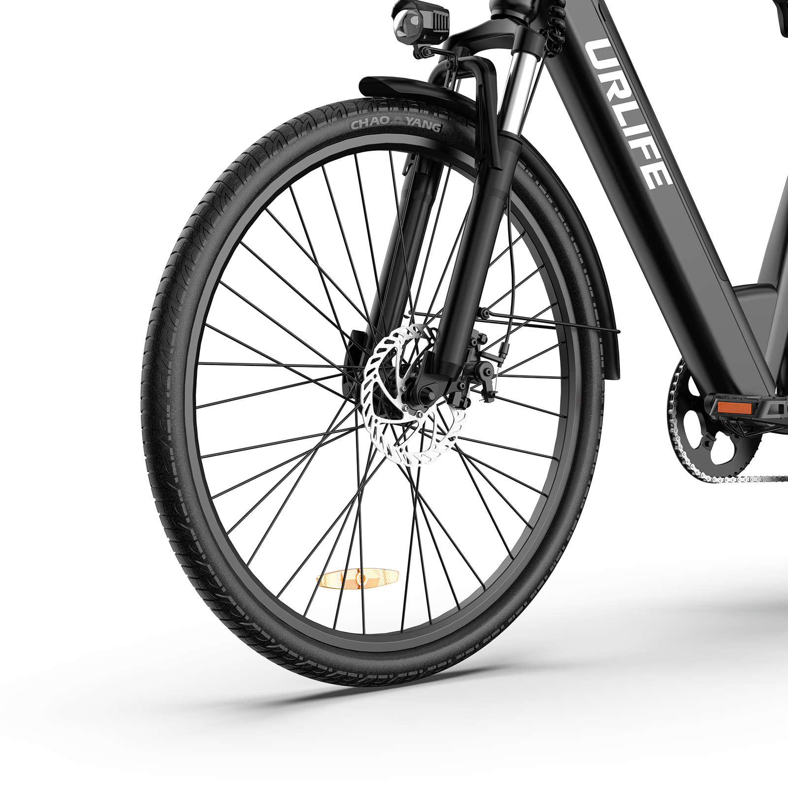 Rueda delantera de bicicleta negra con freno de disco y faro.