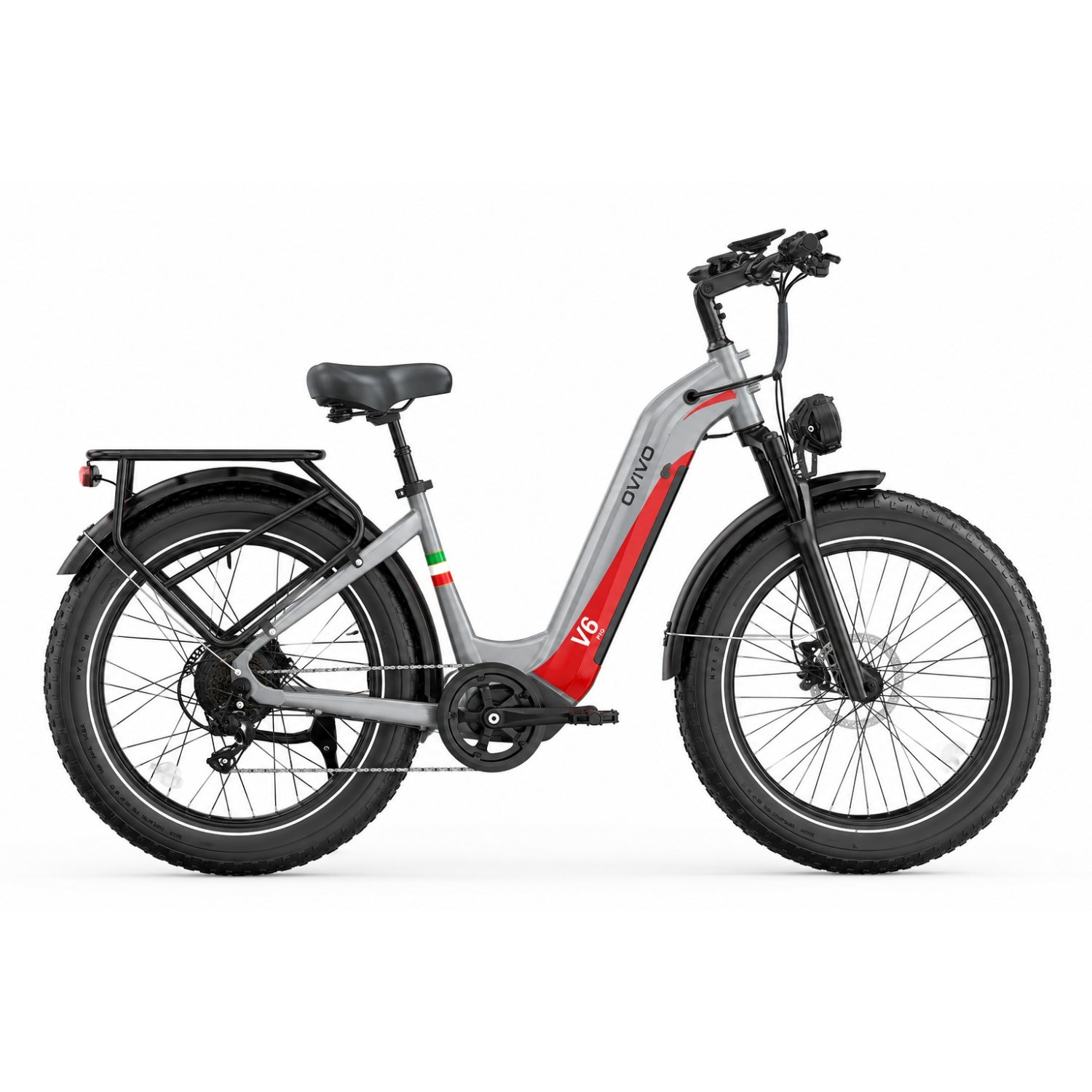Bicicleta eléctrica gris con detalles rojos, portaequipajes y faro.