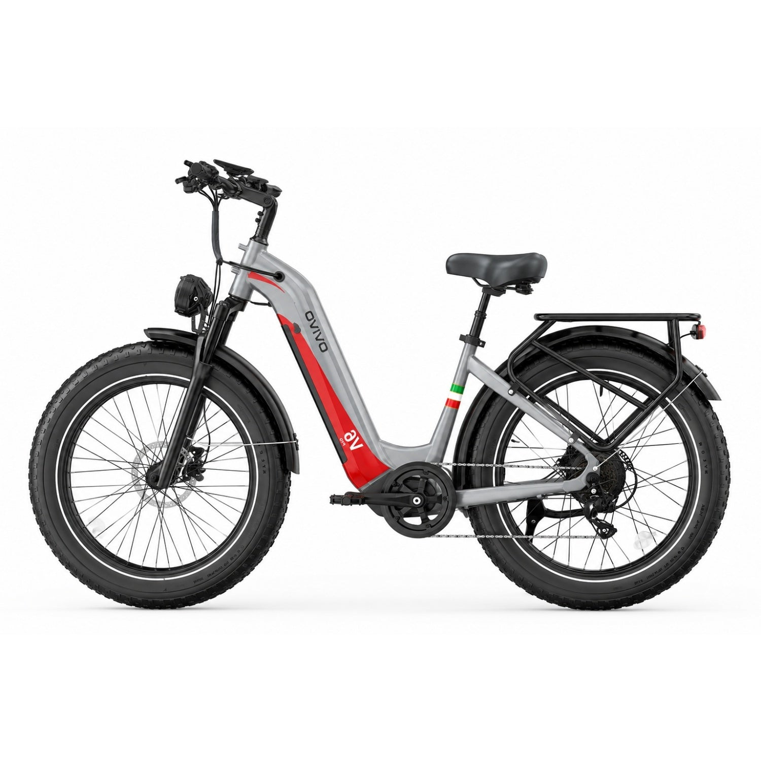 Una bicicleta eléctrica gris con detalles rojos, neumáticos anchos y portaequipajes.