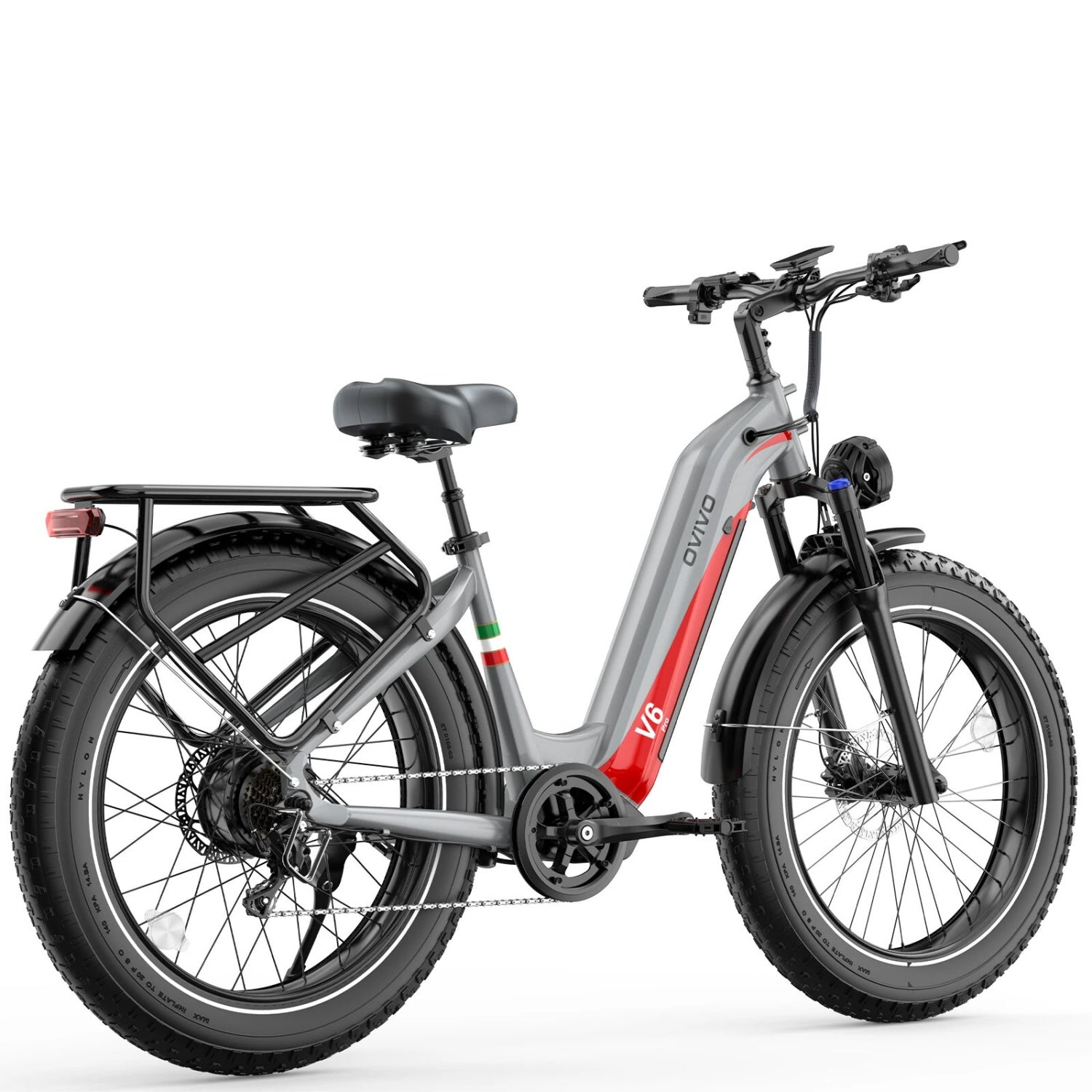 Una bicicleta eléctrica gris con detalles rojos y llantas anchas se muestra sobre fondo blanco.